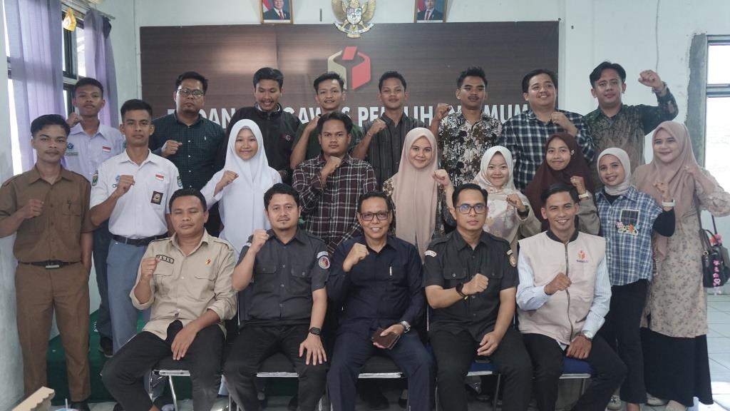 Foto bersama dalam kegiatan penguatan kelembagaan dalam rangka pengembangan kader pengawasan pemilu partisipatif di ruang rapat Bawaslu Kota Pariaman pada senin, (15/09/25).