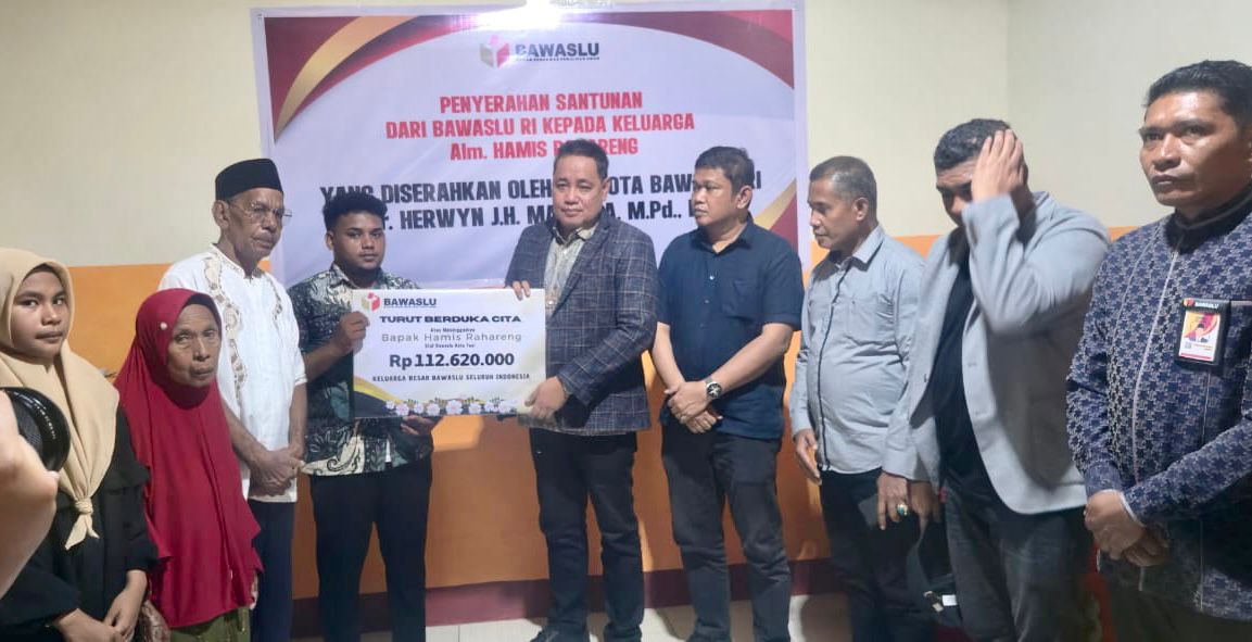 Anggota Bawaslu Herwyn JH Malonda menyerahkan santunan duka cita kepada keluarga Hamis Rahareng, staf Bawaslu Kota Tual