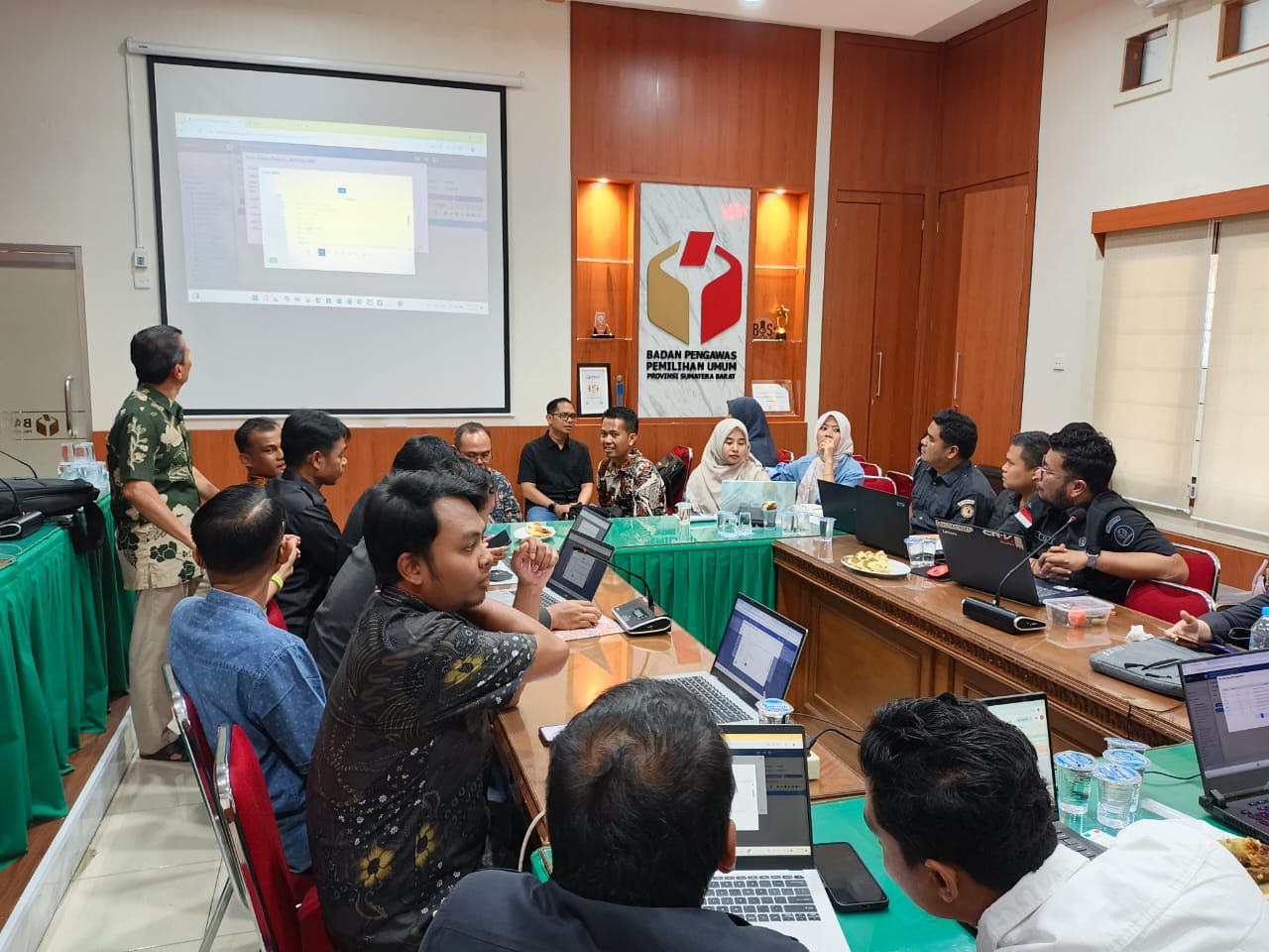 Peserta Rapat Penelaahan Usulan Optimalisasi Anggaran sedang mendengarkan pemaparan dari Mafral, Kabag SDM, 02/09/25