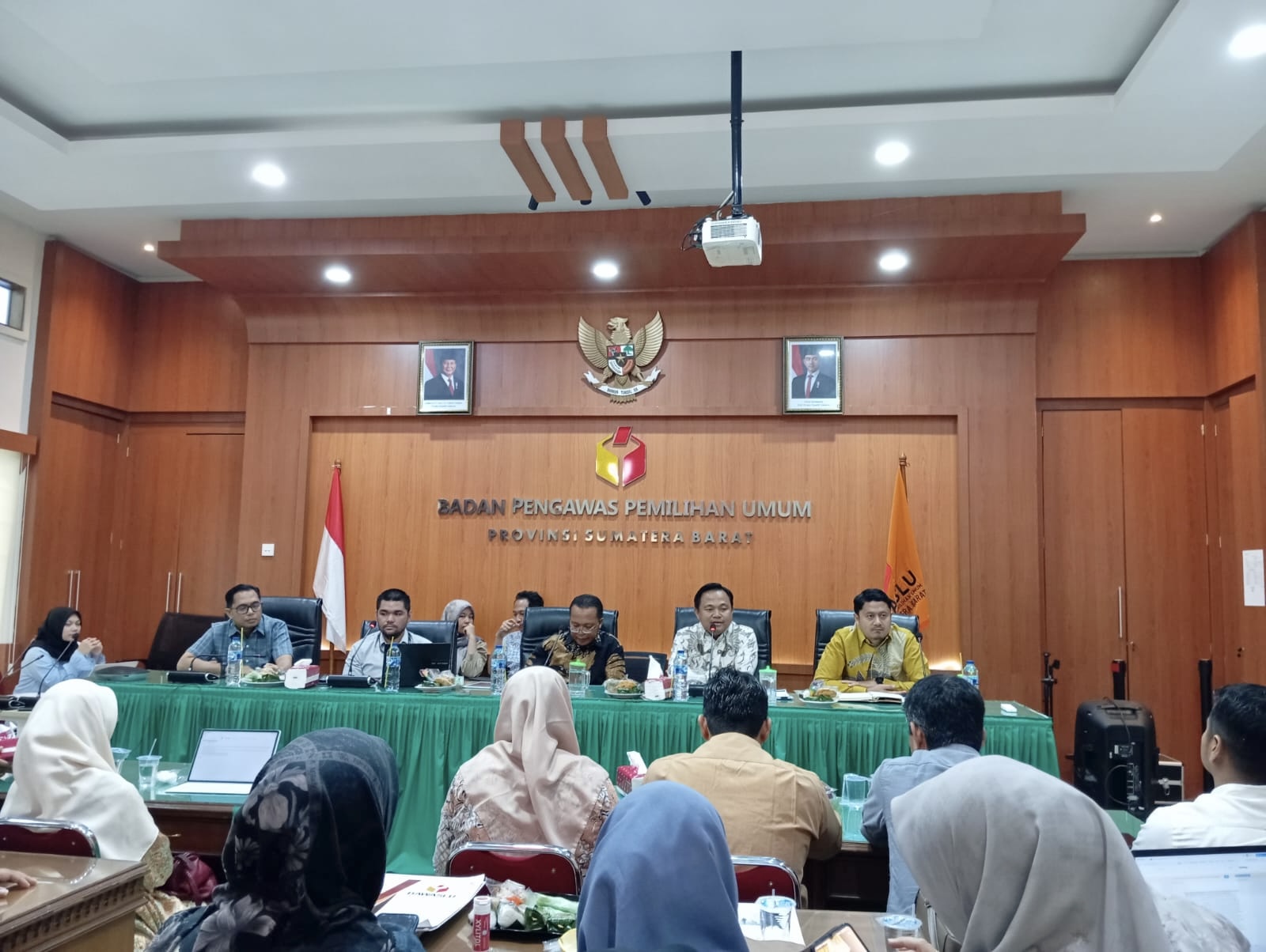 Anggota Bawaslu Provinsi Sumatera Barat, Muhammad Khadafi sedang memberikan sambutan saat kegiatan Penguatan Kelembagaan, 04/09/25