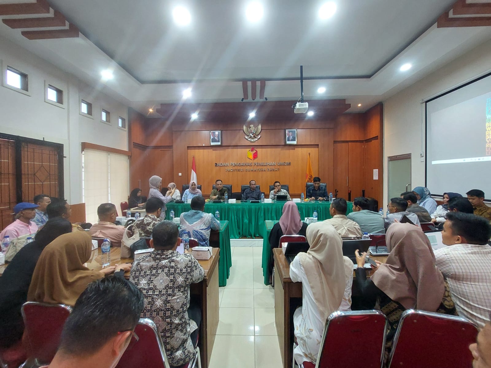Rapat Dalam Kantor “Penguatan Kelembagaan Dalam Rangka Evaluasi Pengisian Kuisoner Pasca Masa Sanggah E-Monev Komisi Informasi Sumatera Barat Tahun 2025”, 06/09/25
