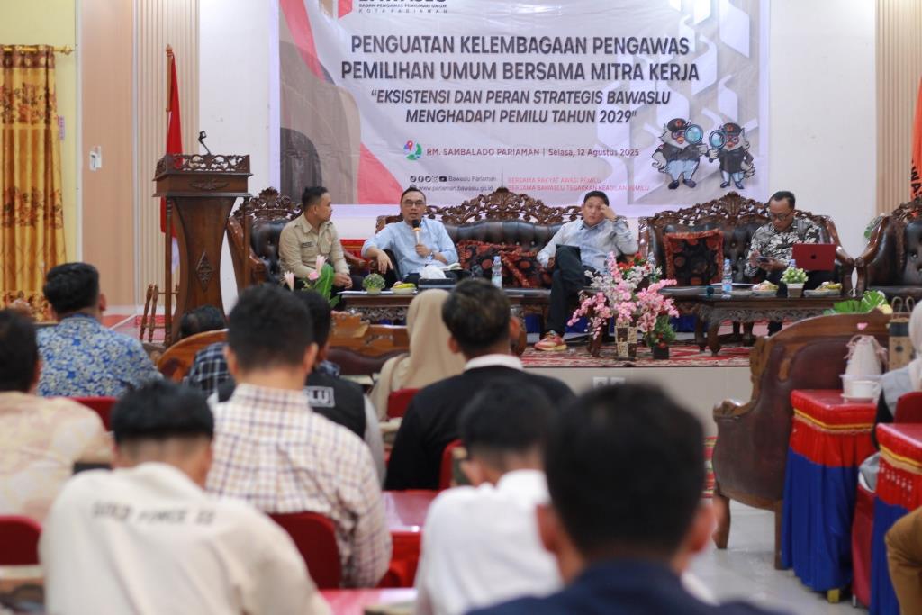 Foto pemaparan materi dari narasumber kegiatan “Penguatan Kelembagaan Pengawas Pemilihan Umum Bersama Mitra Kerja: Eksistensi Dan Peran Strategis Bawaslu Menghadapi Pemilu Tahun 2029” pada Selasa (12/8/2025). 