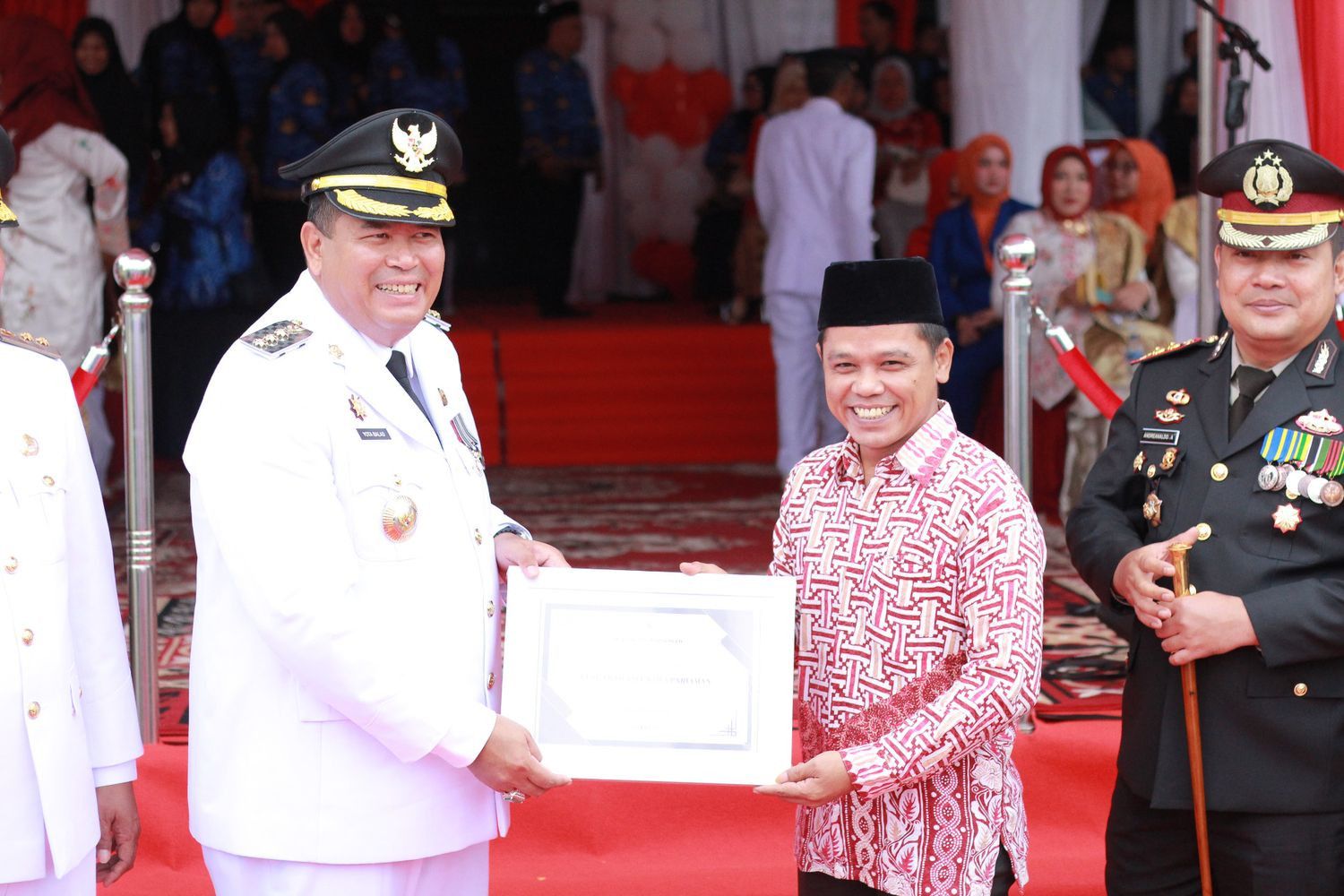 Pemerintah Kota Pariaman memberikan penghargaan atas kinerja Bawaslu dan KPU Kota Pariaman dalam mensukseskan Pemilihan Serentak tahun 2024, 17/058/25