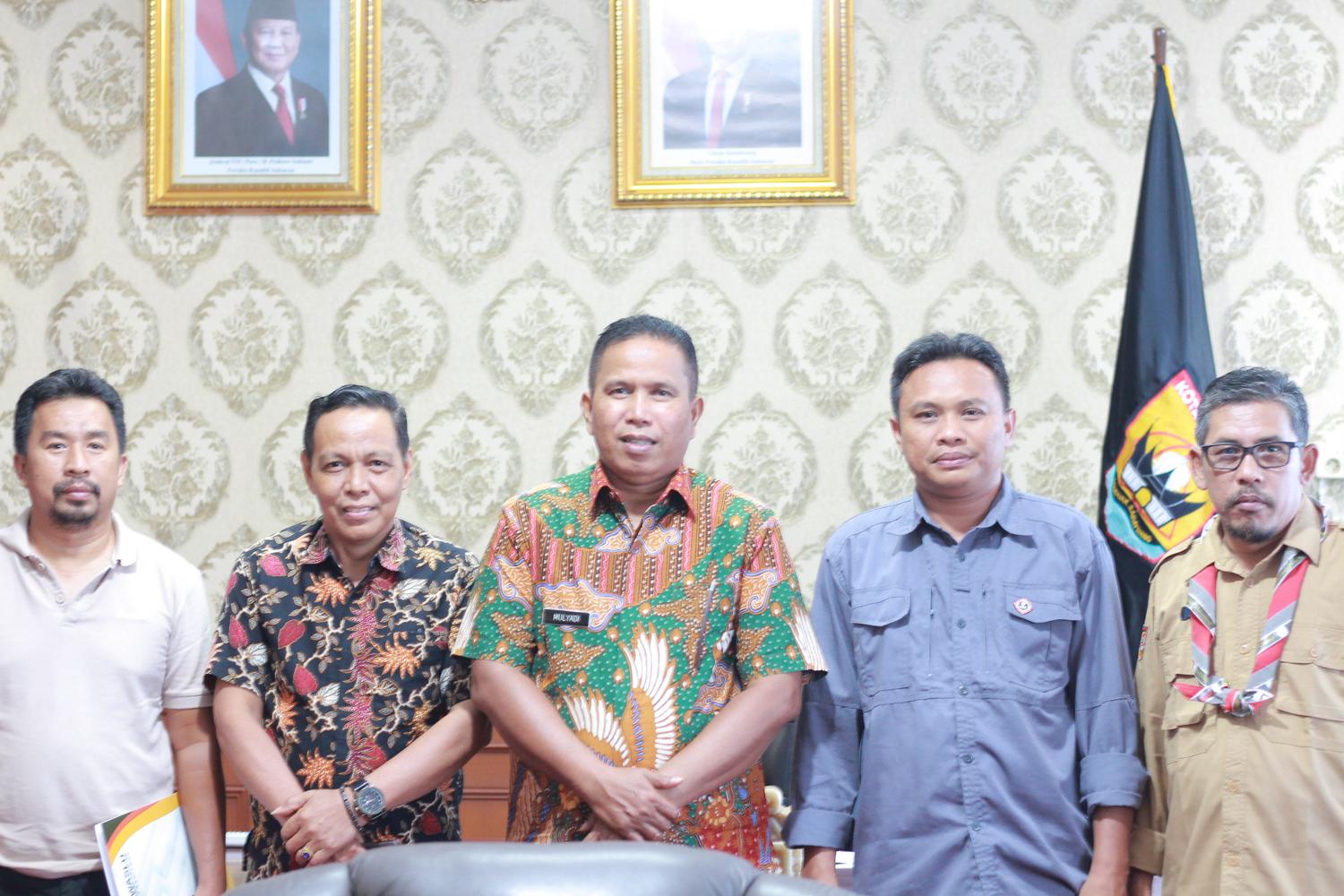 Foto bersama Pimpinan Bawaslu dengan Ketua Kwarcab 16 Kota Pariaman yang juga menjabat sebagai Wakil Walikota dan Andalan Kwarcab dalam pertemuan koordinasi Saka Adhyasta, 11/09/25