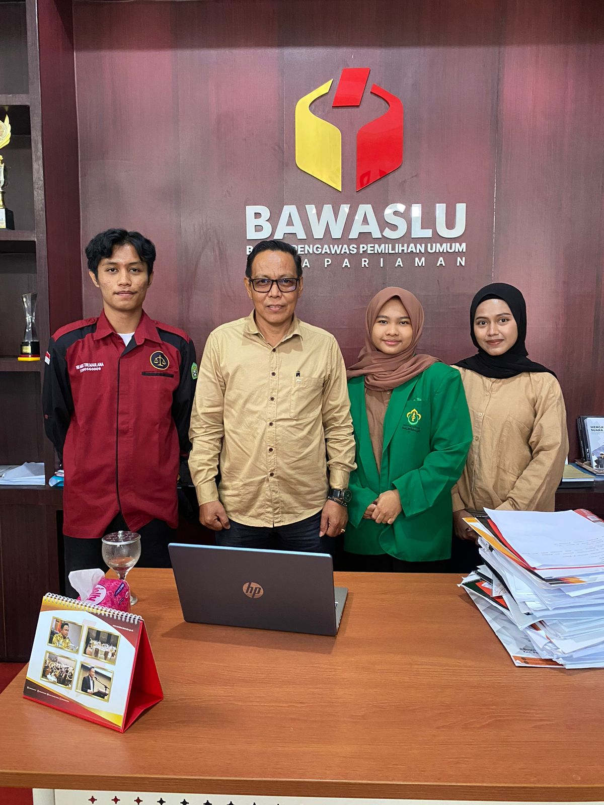 Foto Bersama Ketua Bawaslu Pariaman dengan Mahasiswa terkait pelaksanaan penelitian, 05/08/25