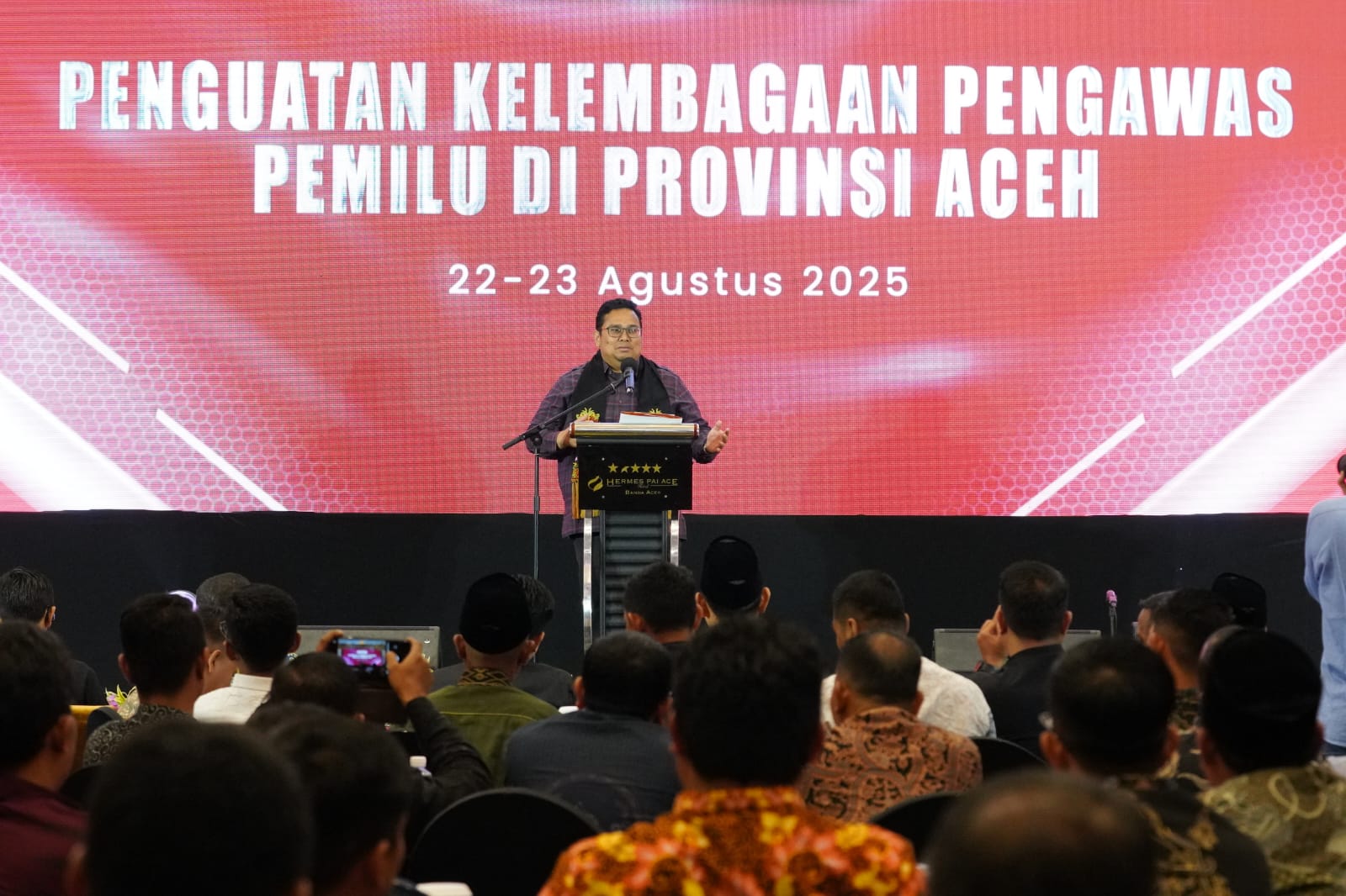 Ketua Bawaslu Rahmat Bagja saat membuka kegiatan Penguatan Kelembagaan Pengawas Pemilu di Aceh, Jumat malam, (22/8/2025)/Foto: Publikasi dan Pemberitaan Bawaslu