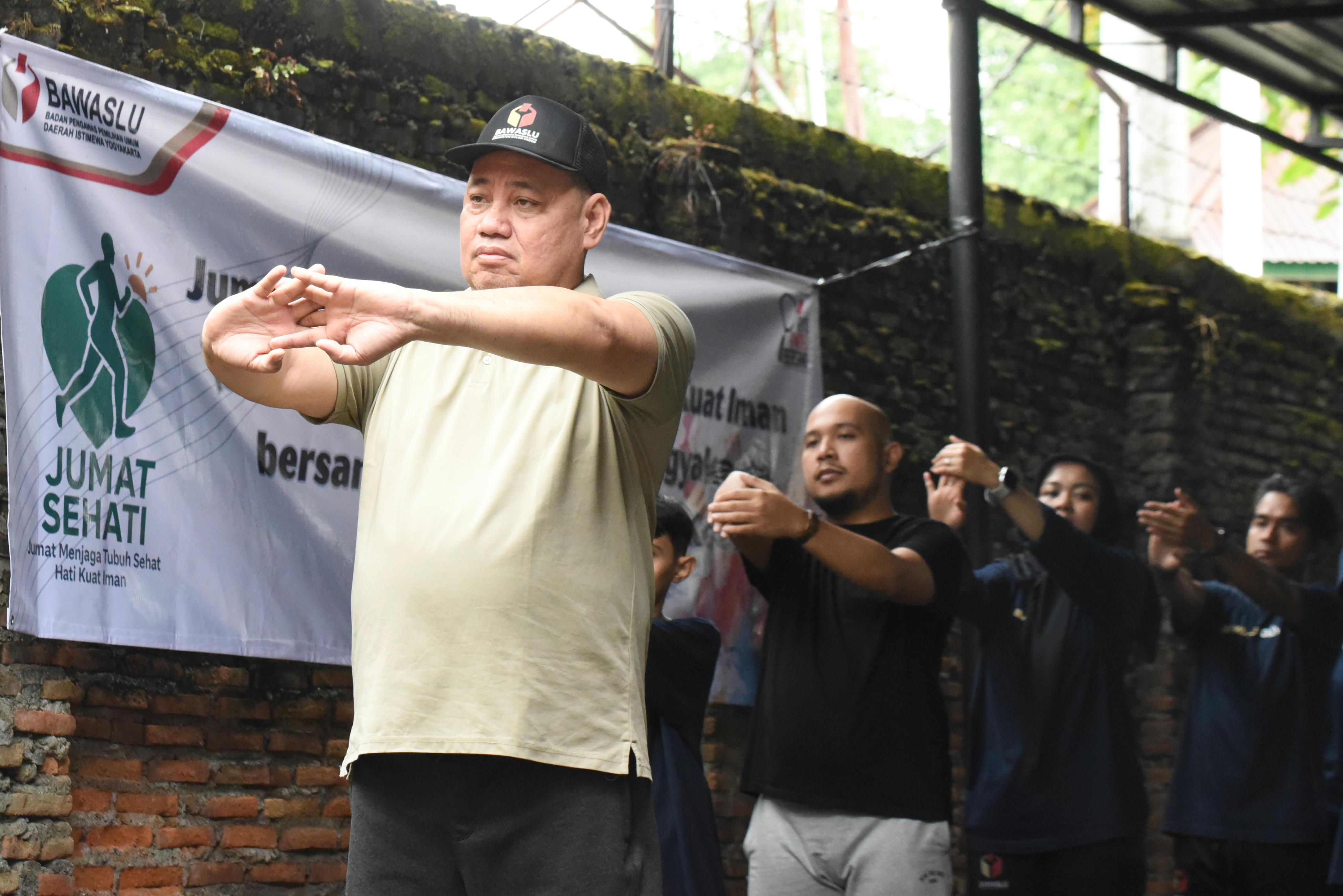 Senam Pagi Jumat Sehati bersama Bawaslu Provinsi DIY di Kantor Bawaslu Yogyakarta pada Jumat (29/8/2025)/Foto: Publikasi dan Pemberitaan Bawaslu 