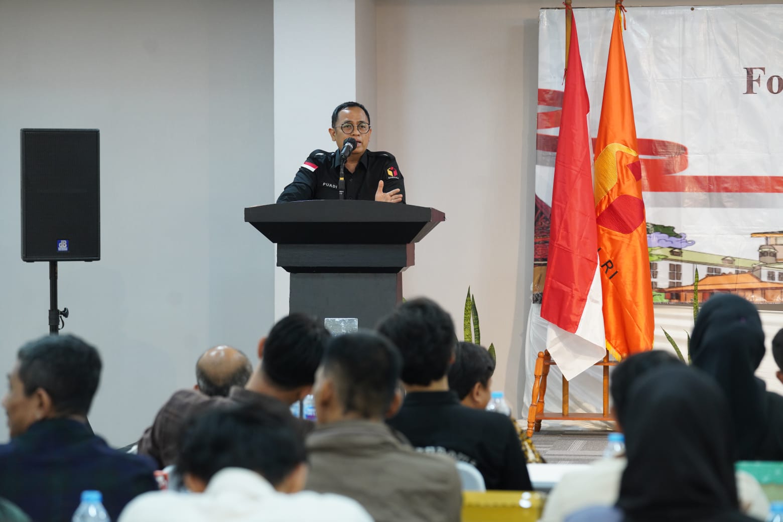 Anggota Bawaslu Puadi saat membuka Forum Literasi Keterbukaan Informasi Publik Pengawasan Pemilu dan Pemilihan di Tangerang, Selasa (10/9/2025).