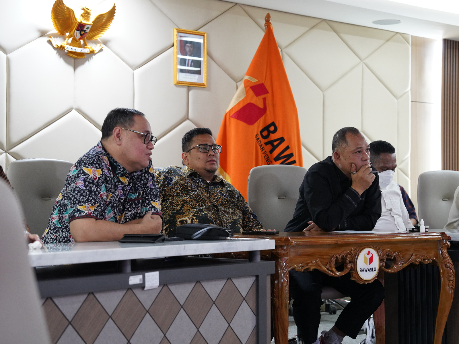 Ketua Bawaslu Rahmat Bagja bersama Anggota Bawaslu Totok Hariyono dan Herwyn JH Malonda saat menghadiri sidang sengketa hasil pemungutan suara ulang secara daring di Kantor Bawaslu, Jakarta pada Rabu (10/9/2025)/Foto: Publikasi dan Pemberitaaan Bawaslu
