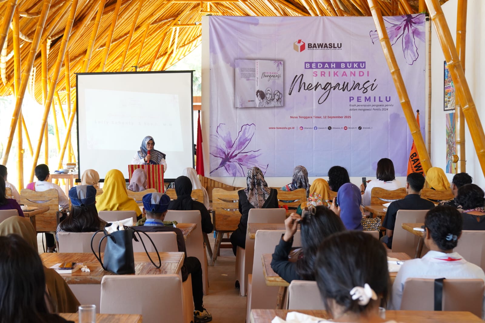 Anggota Bawaslu Lolly Suhenty saat membuka Bedah Buku Srikandi Mengawasi di Kupang, Nusa Tenggara Timur, Jumat, (12/9/2025)/Foto: Publikasi dan Pemberitaan Bawaslu