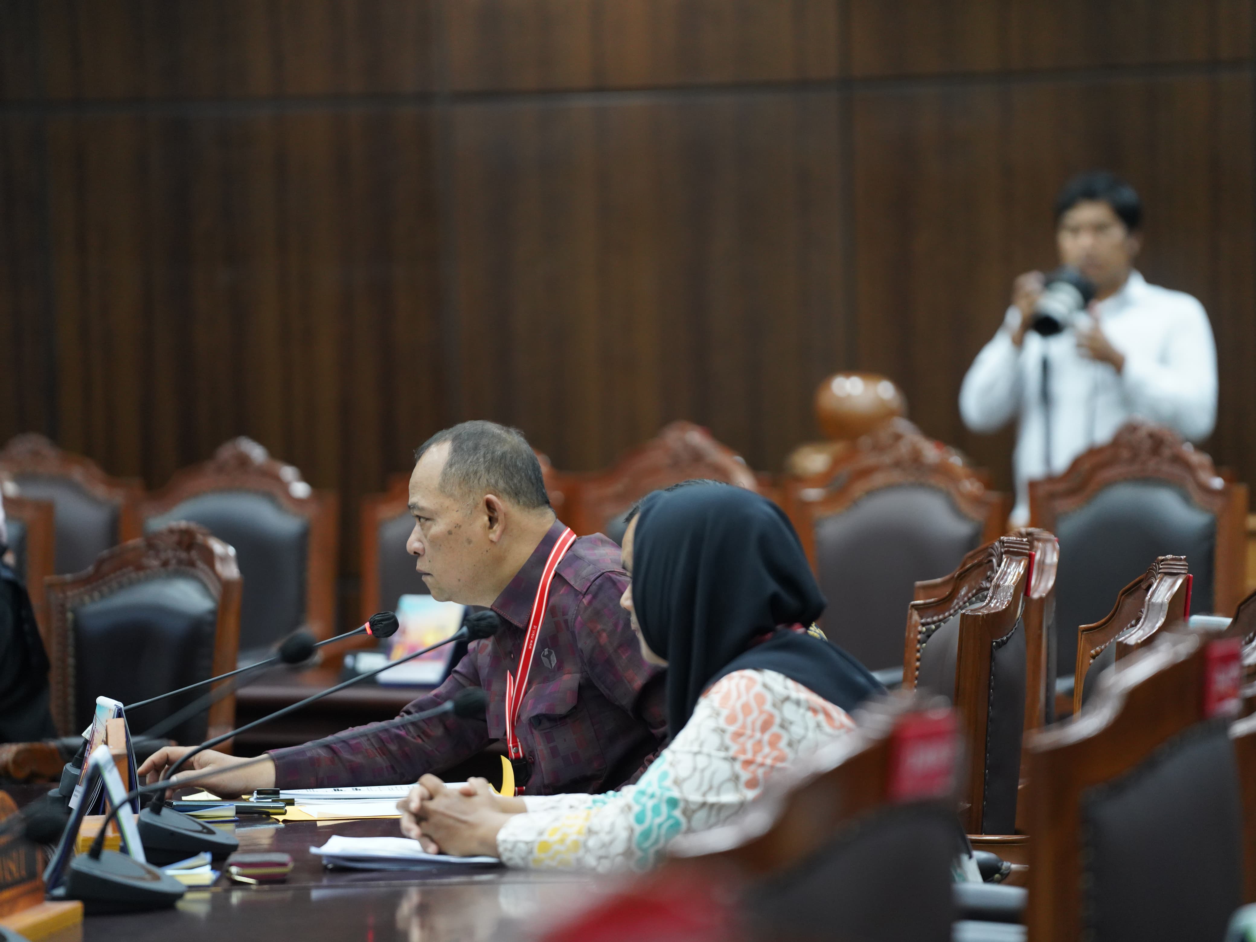 Anggota Bawaslu Totok Hariyono (kiri berbaju merah) saat menghadiri sidang pendahuluan Perselisihan Hasil Pemilihan Umum (PHPU) Kabupaten Bangka yang digelar di Mahkamah Konstitusi (MK), Kamis (18/9/2025). 