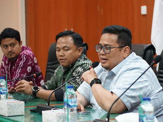 Ketua Bawaslu RI Rahmat Bagja (kanan) pada rapat di kantor Bawaslu Sumatra Barat, Sabtu (20/9/2025).