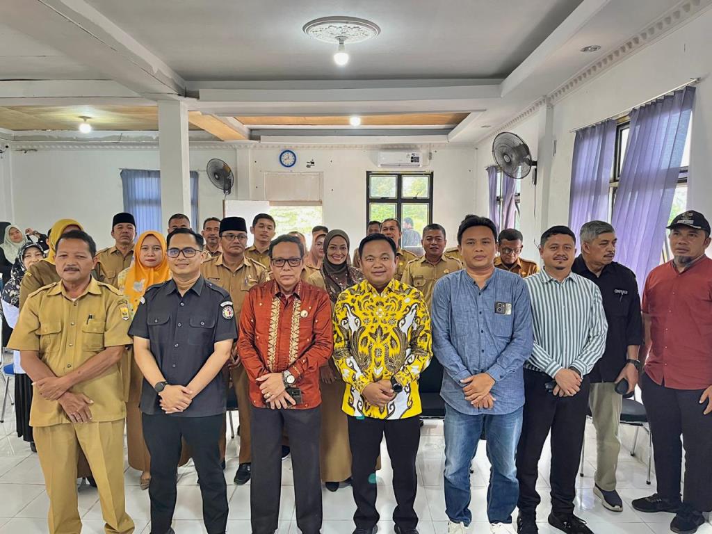 Foto bersama dalam kegiatan Rapat Koordinasi Penguatan Kelembagaan dalam rangka pengawasan Pemutakhiran Data Pemilih Berkelanjutan serta penandatanganan Nota Kesepahaman (MoU) antara Bawaslu Kota Pariaman dengan Kepala Desa/Lurah dan Kepala SMA sederajat pada selasa pagi, (23/09/25).