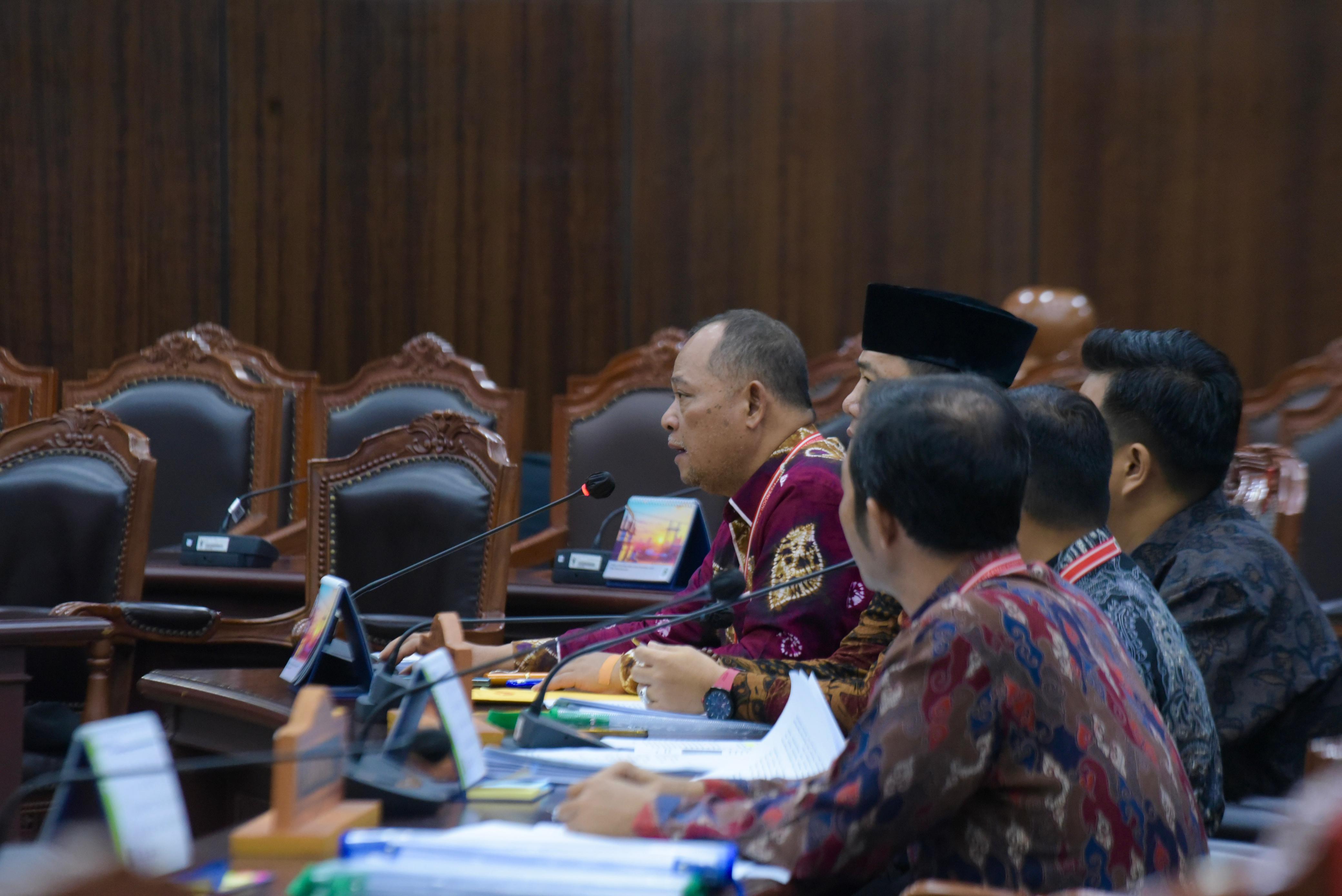 Anggota Bawaslu Totok Hariyono sidang lanjutan Perselisihan Hasil Pemilihan Umum Bupati dan Wakil Bupati Bangka (PHPU Bupati Bangka) Tahun 2024 di Mahkamah Konstitusi (MK), Selasa (23/9/2025).