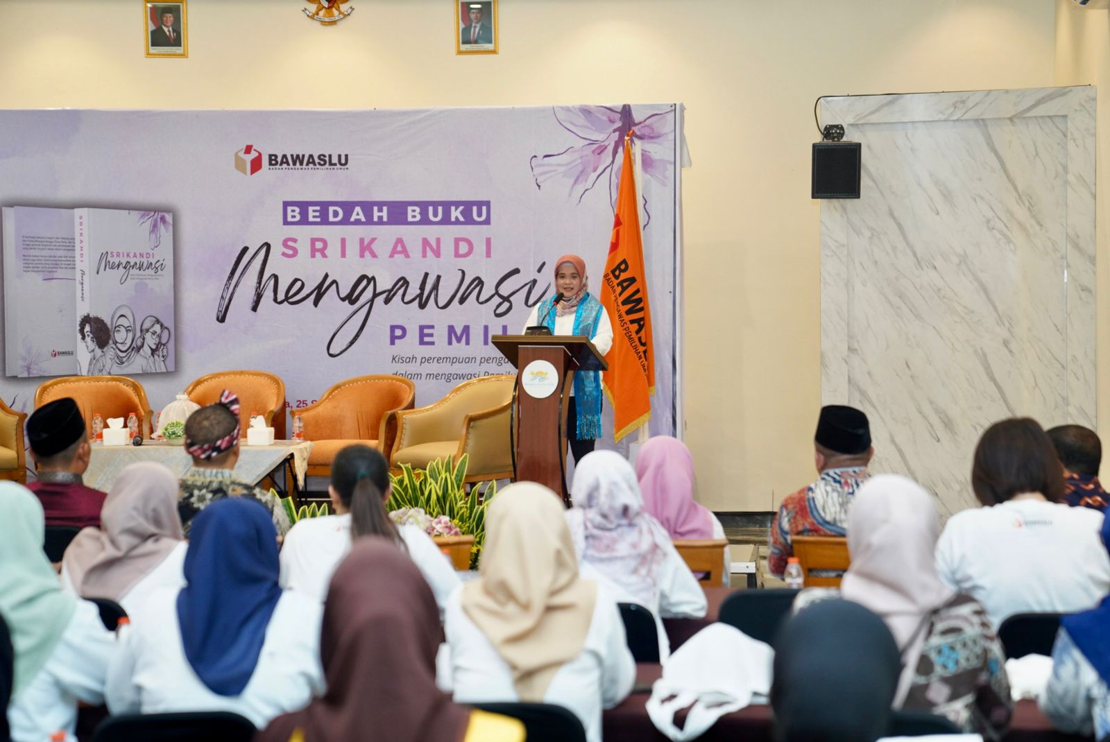 Anggota Bawaslu Lolly Suhenty dalam Bedah Buku Srikandi Mengawasi: Kisah Perempuan Pengawas Pemilu dalam Mengawasi Pemilu 2024 di Kota Baubau, Kamis (25/9/2025).