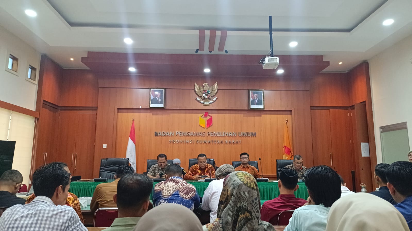 Rapat Dalam Kantor terkait Penguatan Kelembagaan SurveiKepyasan Masyarakat terhadap Lembaga Pengawas Pemilu yang diselenggarakan oleh Bawaslu Provinsi Sumatera Barat pada kamis, (25/09/25).
