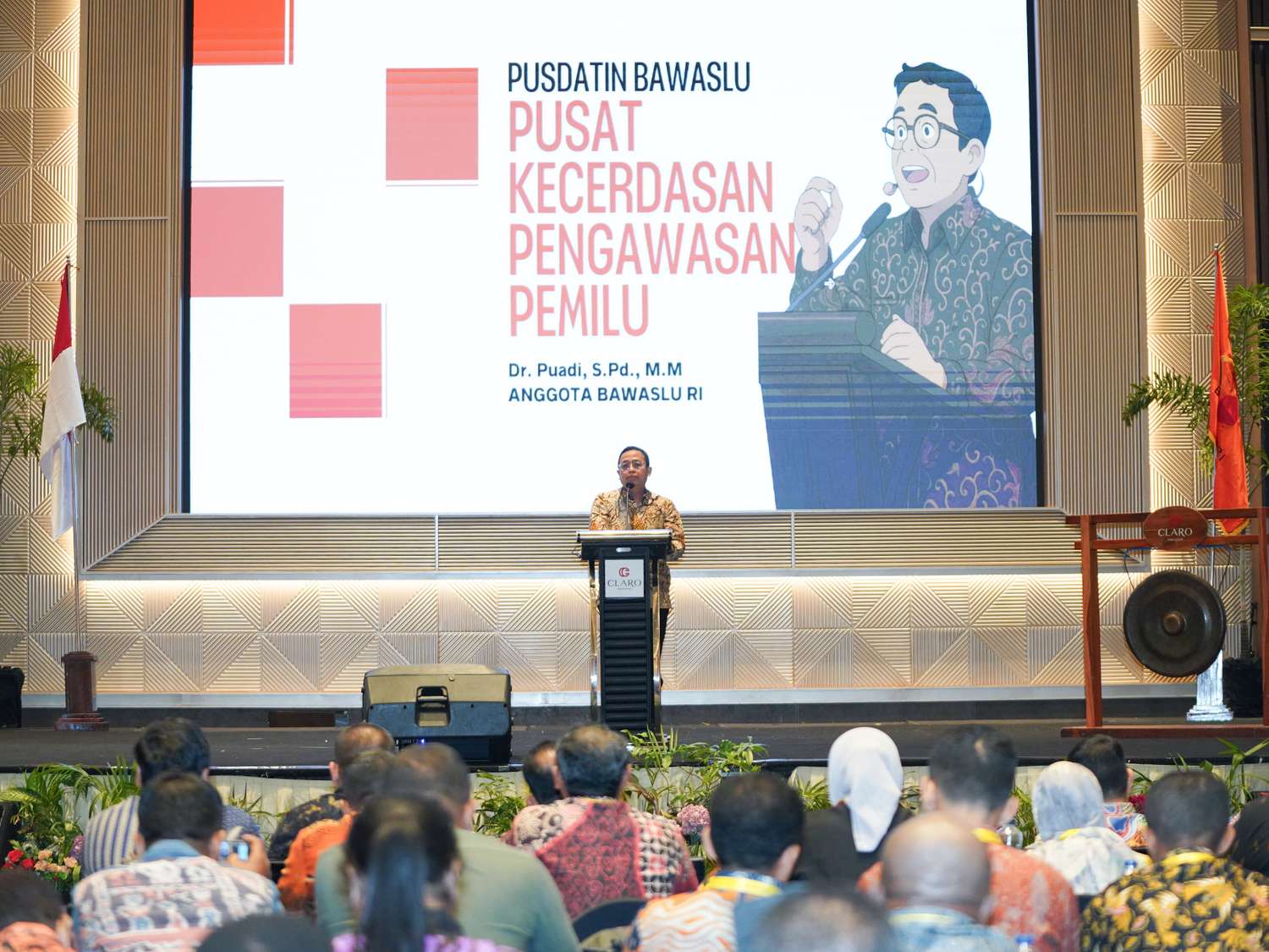 Anggota Bawaslu Puadi saat membuka Rapat Koordinasi Nasional Bidang Data dan Informasi Gelombang I di Makassar, Selasa (16/9/2025).