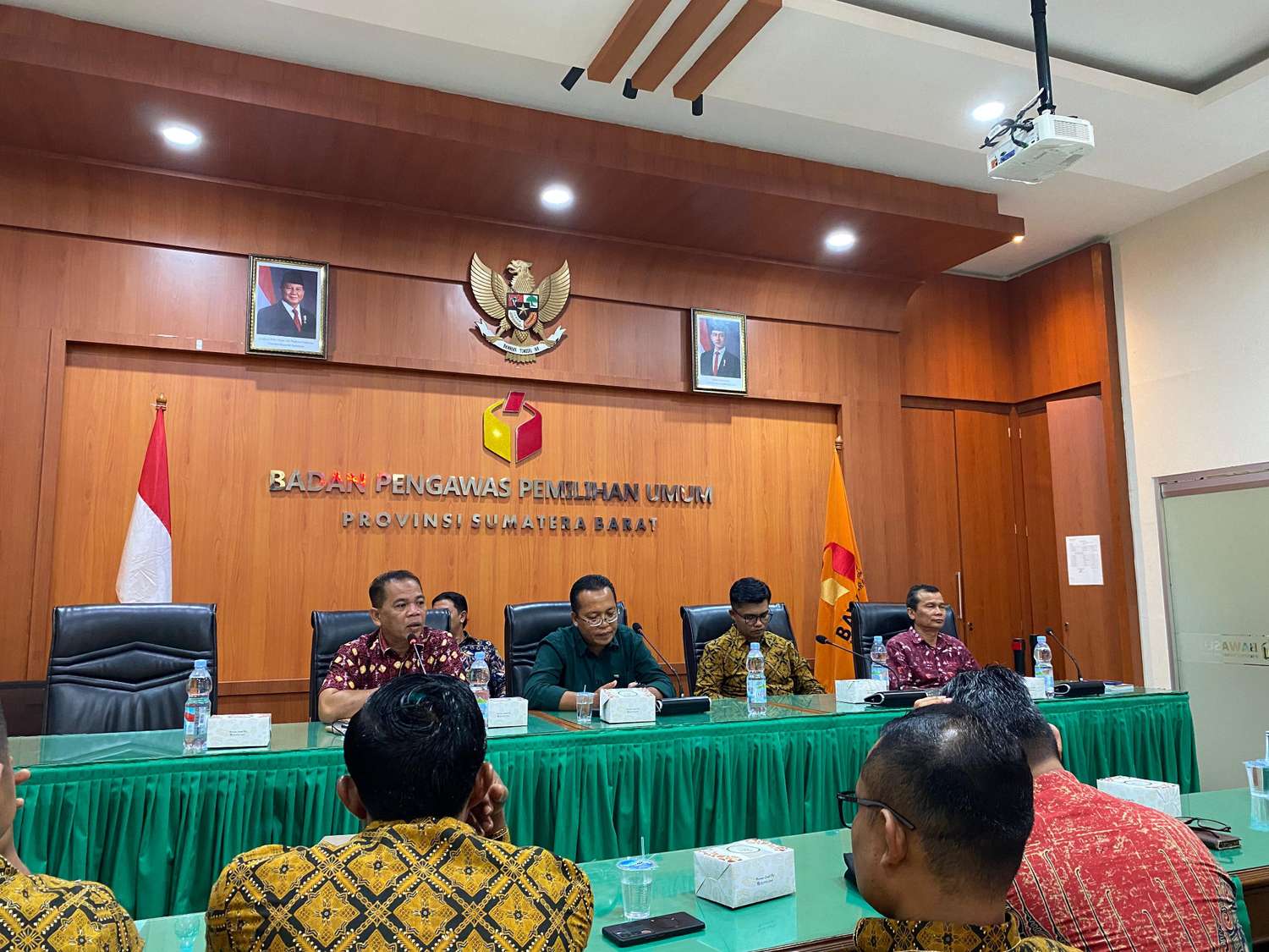 Rapat dalam Kantor dengan tema: “Penguatan Kelembagaan Sumber Daya Manusia Pengawas Pemilu Berintegritas, Transparansi, dan Bermartabat” yang digelar oleh Bawaslu Provinsi Sumatera Barat pada Kamis (18/09/2025).