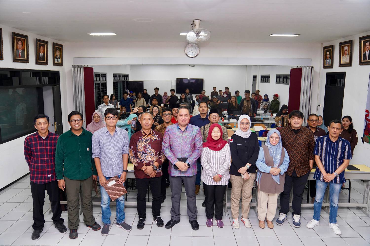 Anggota Bawaslu Herwyn JH Malonda (kelima dari kiri) dalam Focus Group Discussion (FGD) Evaluasi Tata Kelola Organisasi Pengawas Pemilu bersama Universitas Muhammadiyah Malang, Jumat (19/9/2025).