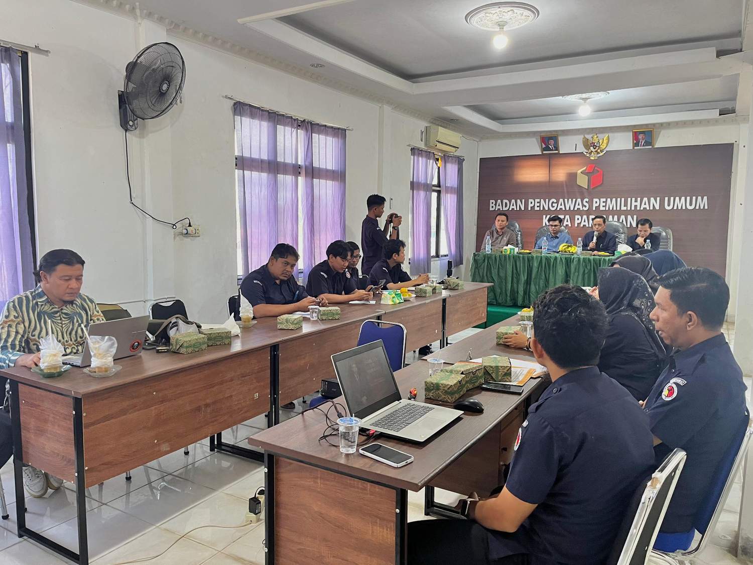 Rapat Penguatan Kelembagaan SDM terkait penyusunan survey kepuasan masyarakat di lingkungan Bawaslu Kota Pariaman pada senin, (22/09/25).
