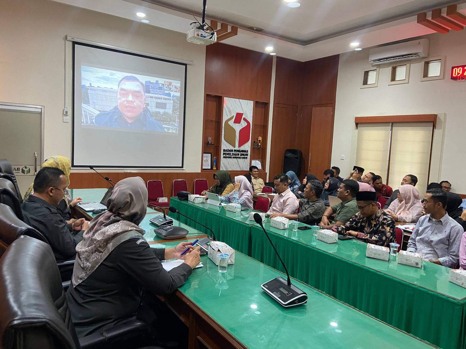 Pemaparan materi dari Bawaslu Republik Indonesia, Ucu Saepuridwan dalam kegiatan RDK produk hukum bawaslu provinsi sumatera barat, 29/09/25
