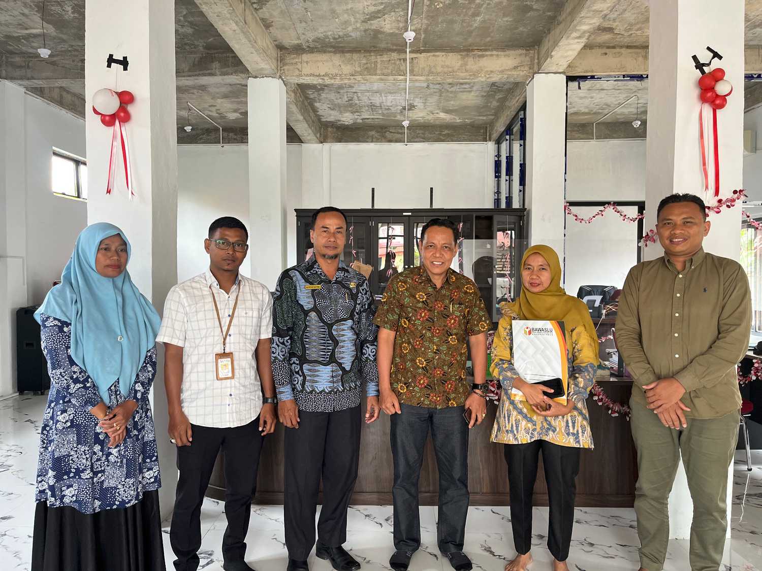 Foto serah terima Nota Kesepahaman dan koordinasi terkait PDPB Bawaslu Pariaman dengan Desa Rambai, 10/10/25