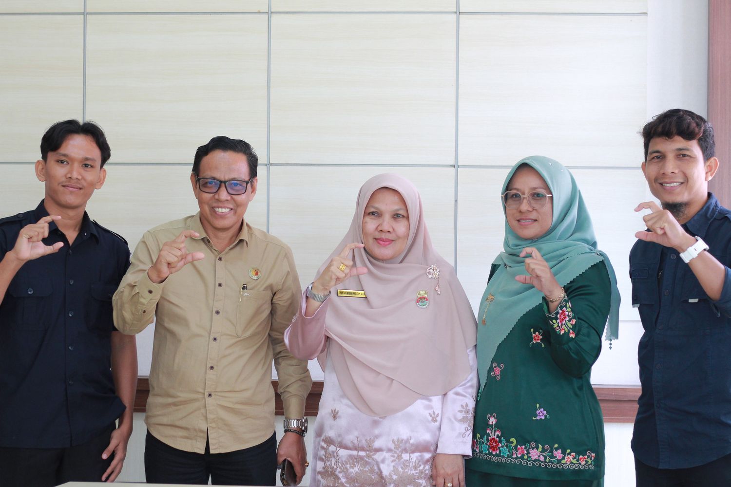 Foto bersama Ketua Bawaslu Riswan beserta staf dengan Direktur, Herlina Nasution dan PPID  RSUD M. Yamin, 30/09/25