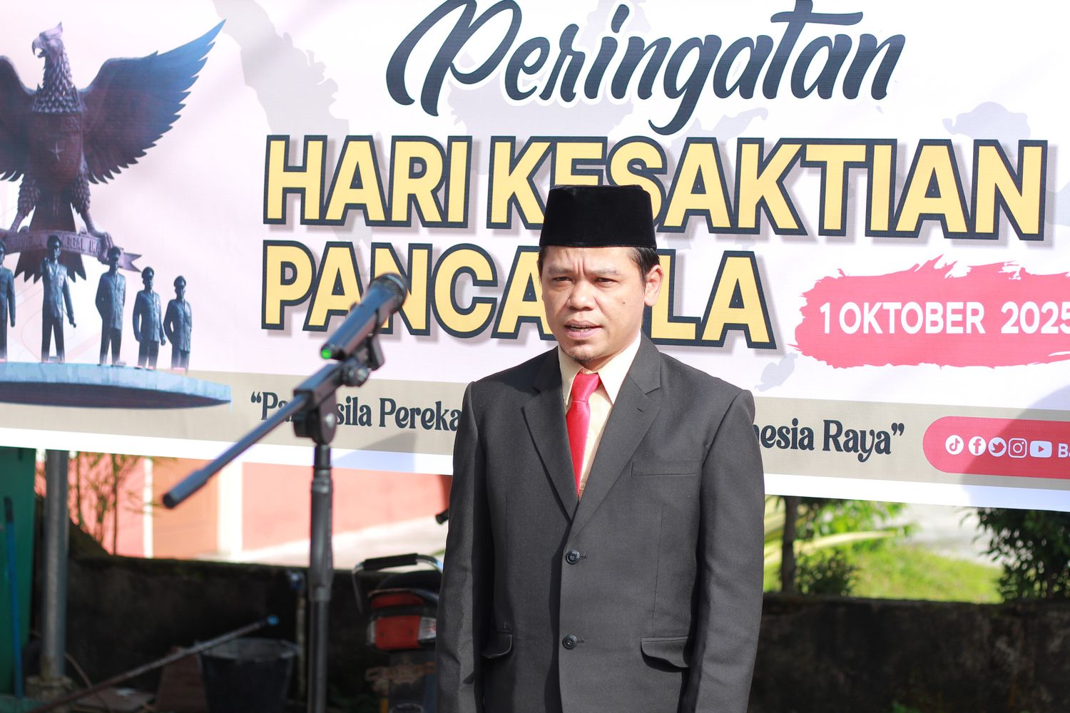 Elmahmudi, Kordiv PPPS Bawaslu Kota Pariaman sedang memberikan amanat saat upacara peringatan hari kesaktian pancasila, 01/10/25