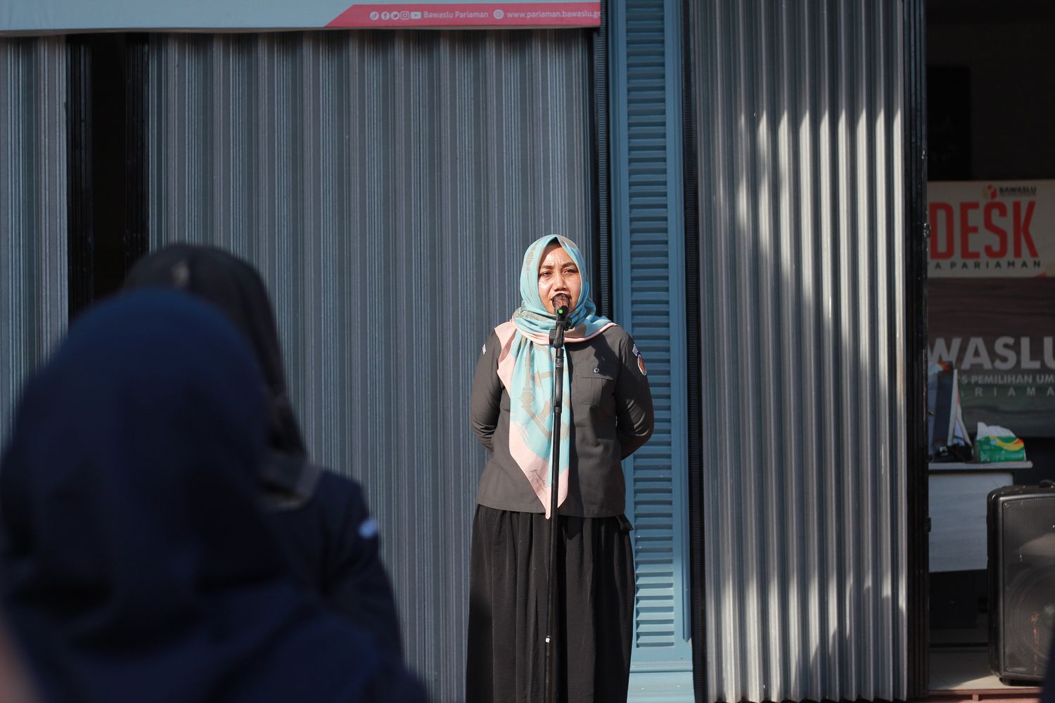 Kabag Hukum, Humas, Datin Bawaslu Provinsi Sumatera Barat, Roza Molina sedang menyampaikan amanat dalam Apel rutin Bawaslu Kota Pariaman, 06/10/25