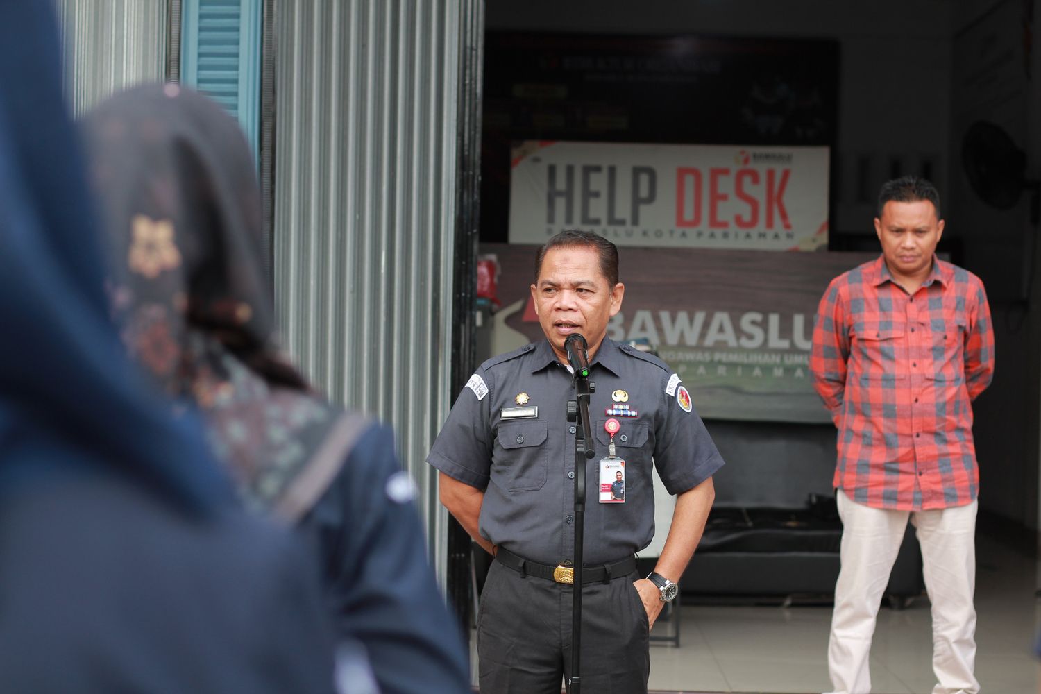 Foto Rinaldi Aulia, Kepala Sekretariat Bawaslu Provinsi Sumatera Barat saat menjadi pembina apel Bawaslu Kota Pariaman, senin 13/10/25