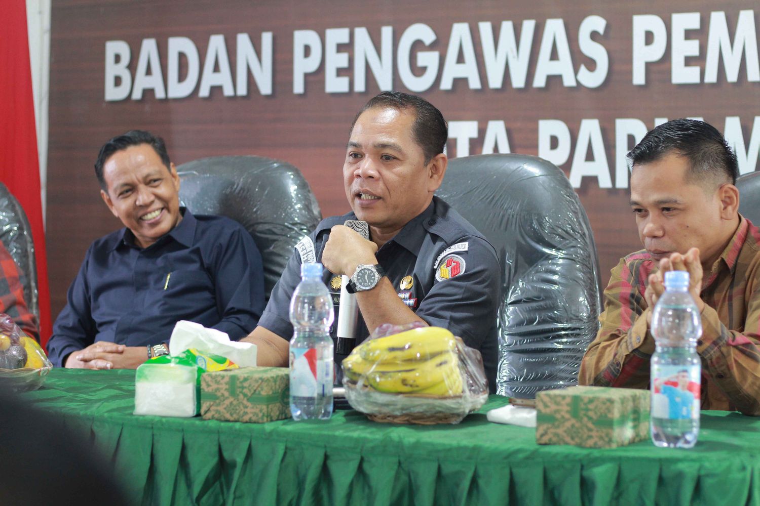 Foto saat Kepala Sekretariat Bawaslu Provinsi Sumatera Barat memberikan arahan saat rapat penguatan kelembagaan di kantor Bawaslu Kota Pariaman, 13/10/25
