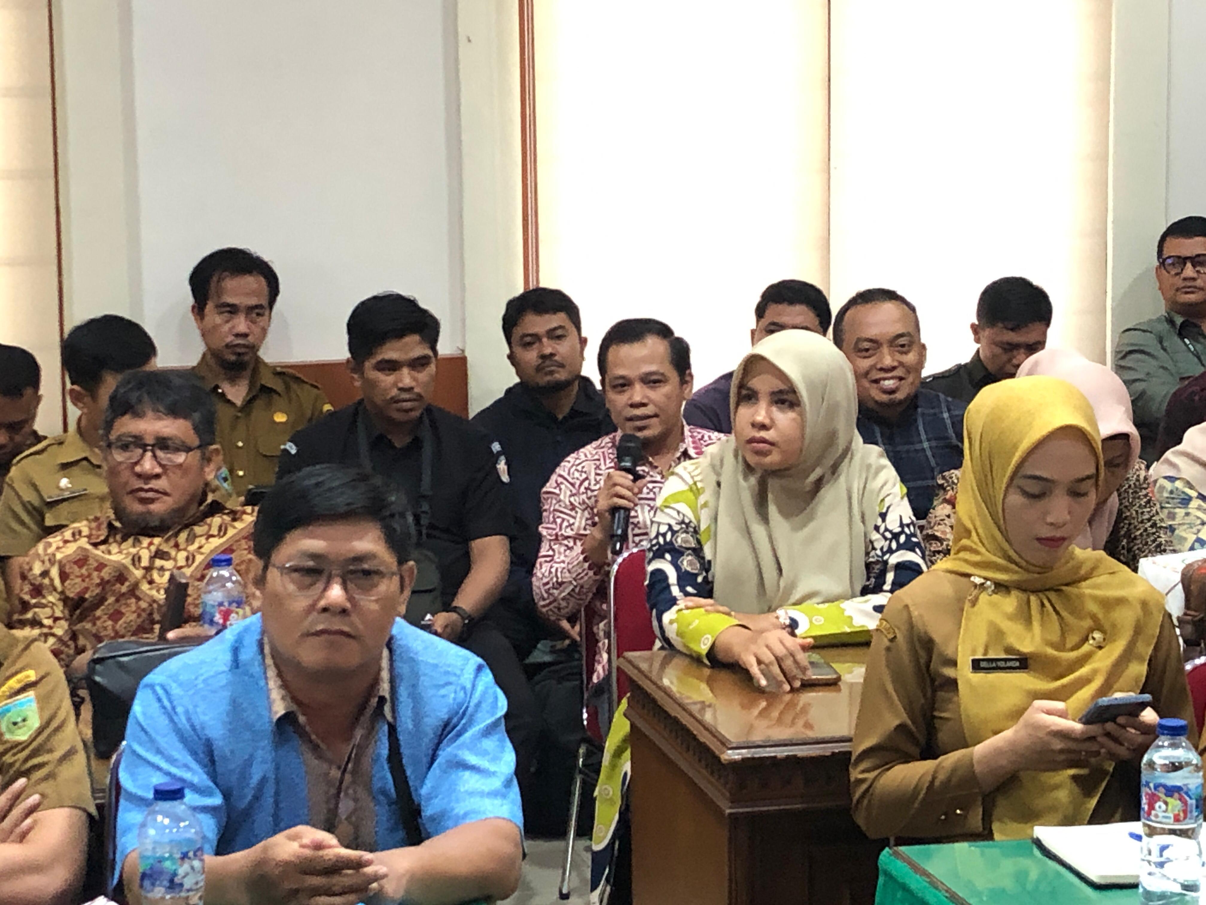 Elmahmudi, Kordiv PPPS Bawaslu Kota Pariaman sedang memberikan argumen dan pertanyaan dalam kegiatan RDK penanganan Pelanggaran, 30/09/25