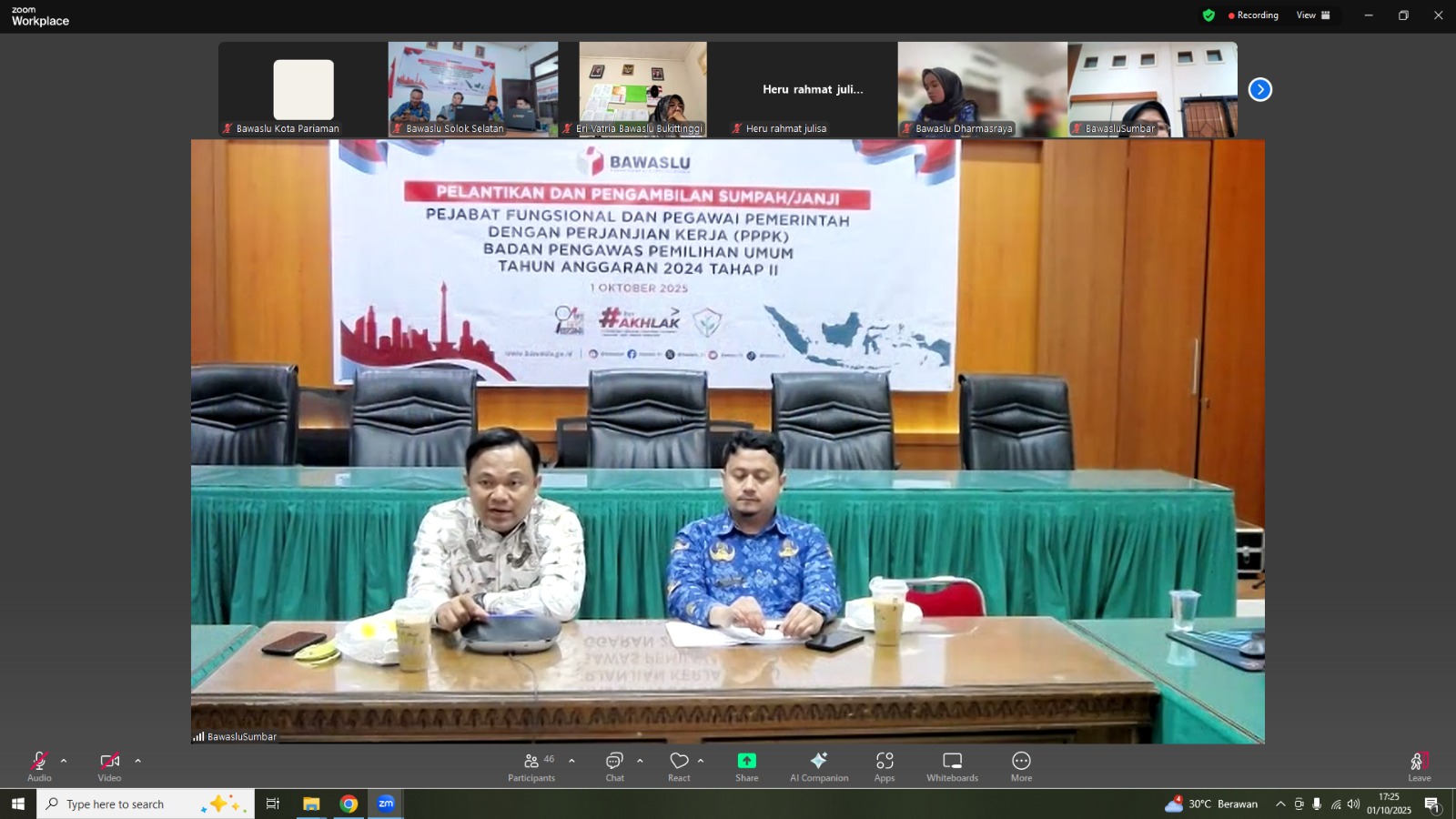 Khadafi (kiri) dan Fahdlul Hanif sedang melakukan rapat koordinasi terkait persiapan rapat pleno PDPB, 01/10/25