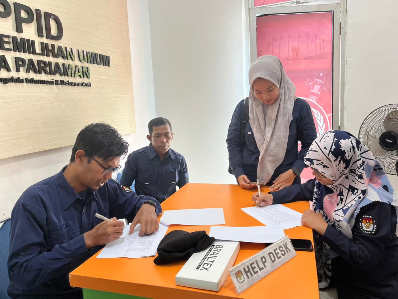 pengisian kuesioner SKM Bawaslu Kota Pariaman oleh KPU Kota Pariaman dan didampingi oleh staf sekretariat Bawaslu, selasa (21/10/25)