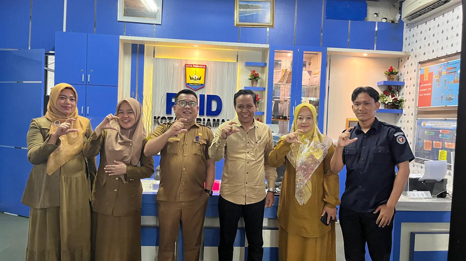 Foto bersama Bawaslu Kota Pariaman dengan PPID Pemerintah Kota Pariaman dalam rangka kolaborasi keterbukaan informasi publik, 30/09/25