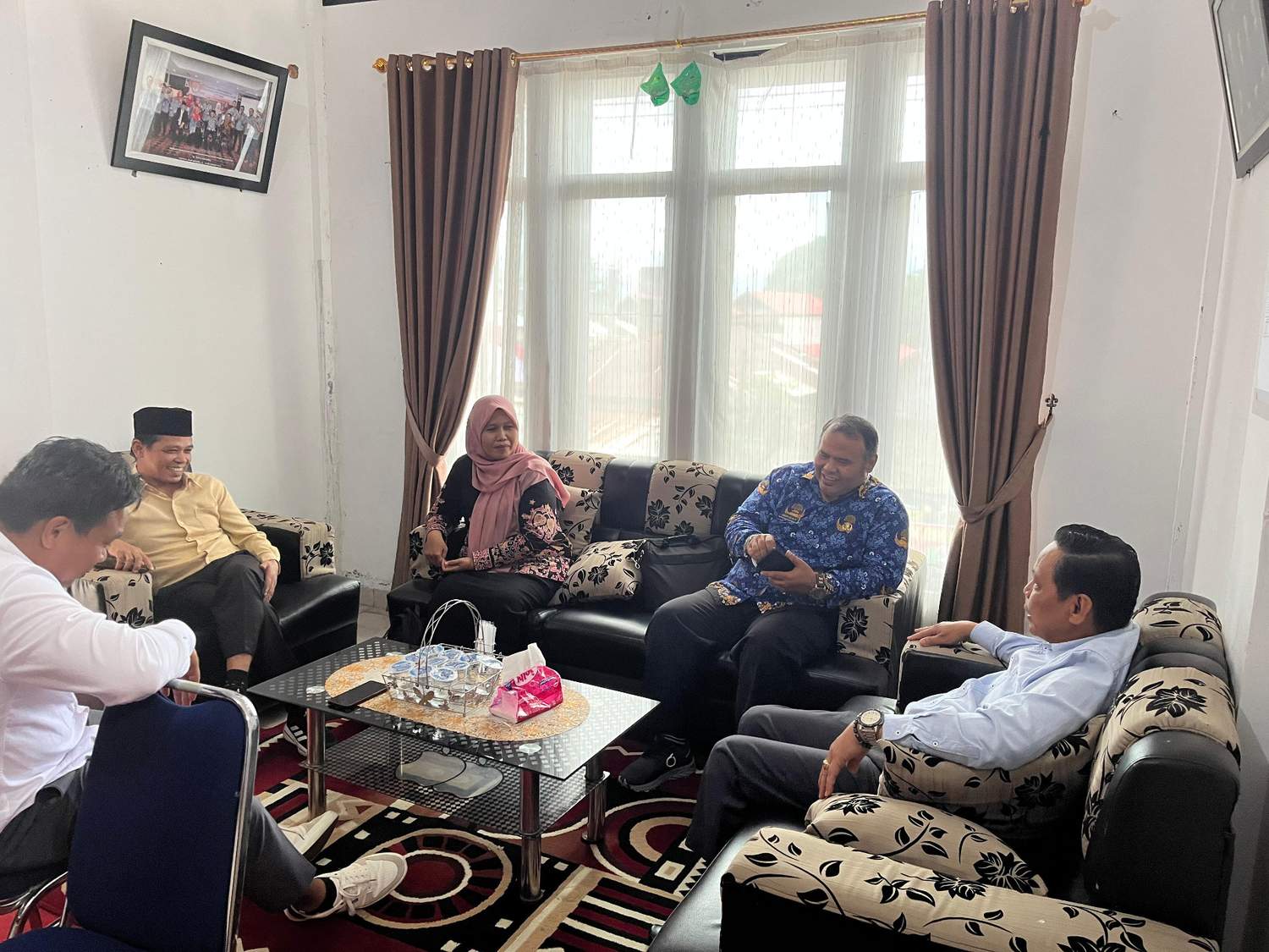 Koordinasi Anggota KPU, Afriwaty Zen dengan Operator Sidalih sedang berkoordinasi dengan Pimpinan Bawaslu Kota Pariaman, Riswan, Ulil Amri dan Elmahmudi, 01/10/25