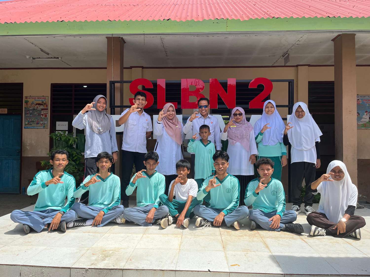 Foto bersama Bawaslu Kota Pariaman dengan guru dan siswa SLB N 2 Pariaman, 08/10/25