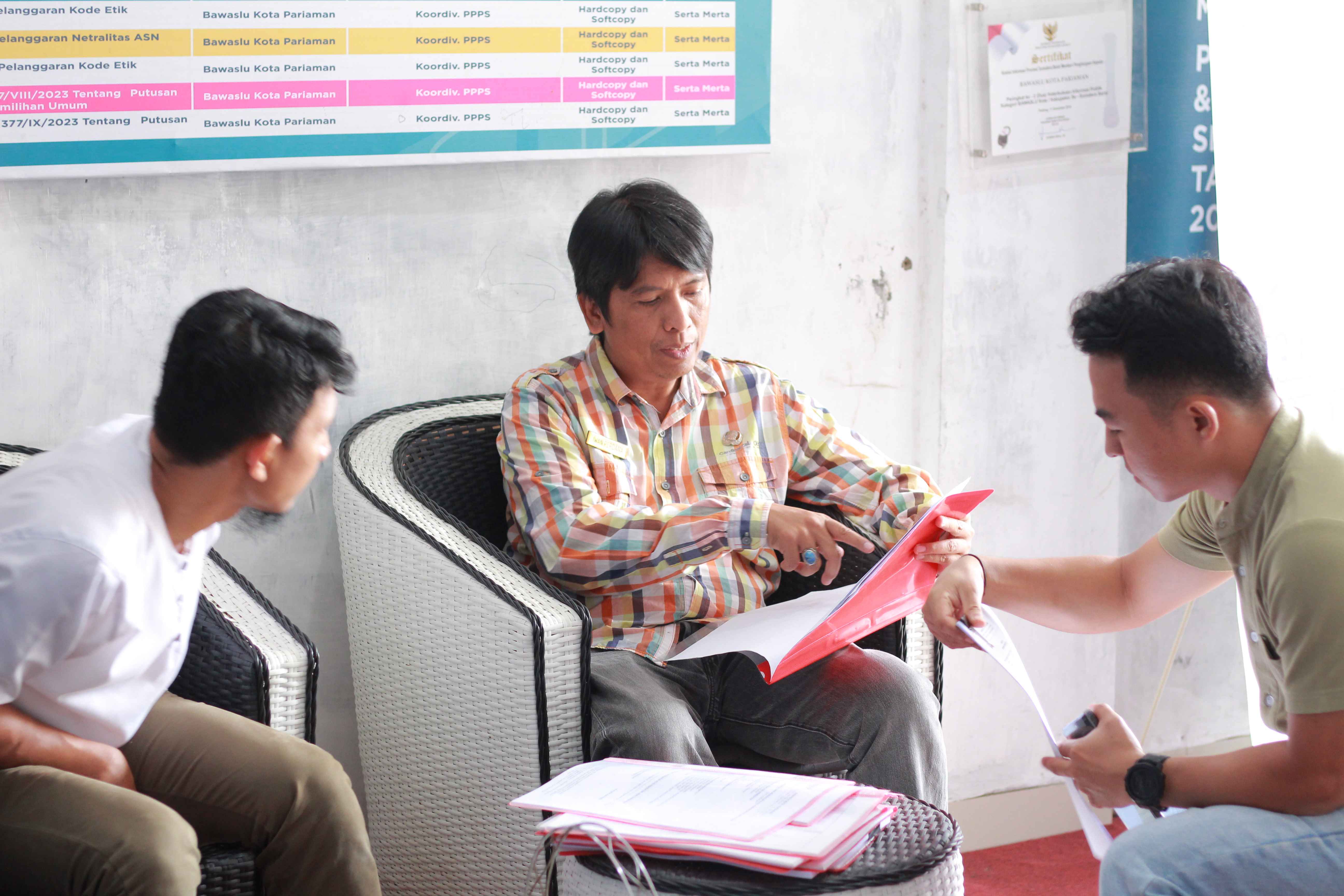Foto saat KPU dan Bawaslu Kota Pariaman sedang berkoordinasi persiapan Verfak KI Sumbar, 24/10/25