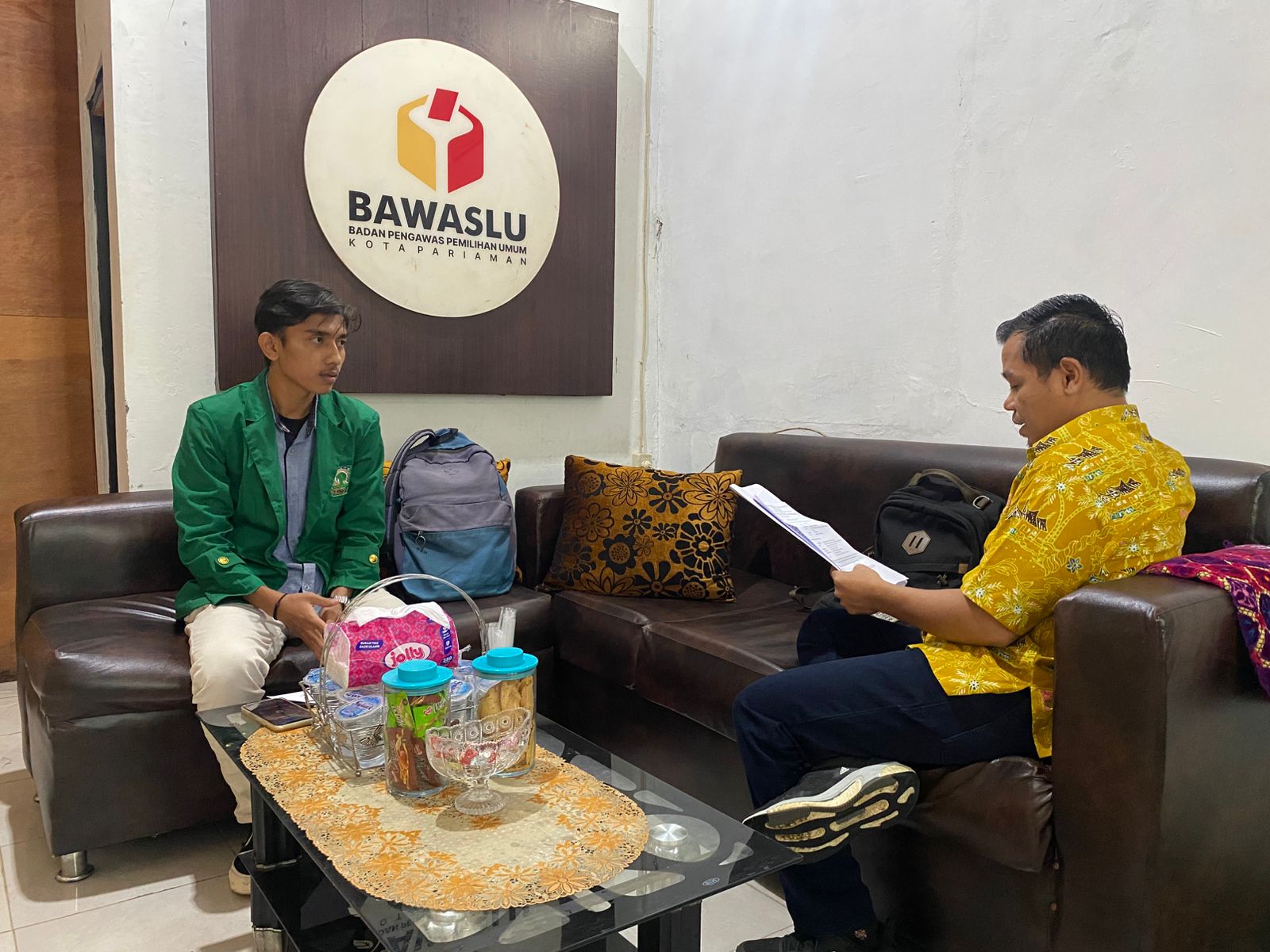 Elmahmudi, Kordiv PPPS Bawaslu Kota Pariaman sedang memberikan arahan dalam penyusunan penelitian mahasiswa Unand Padang, 24/11/25