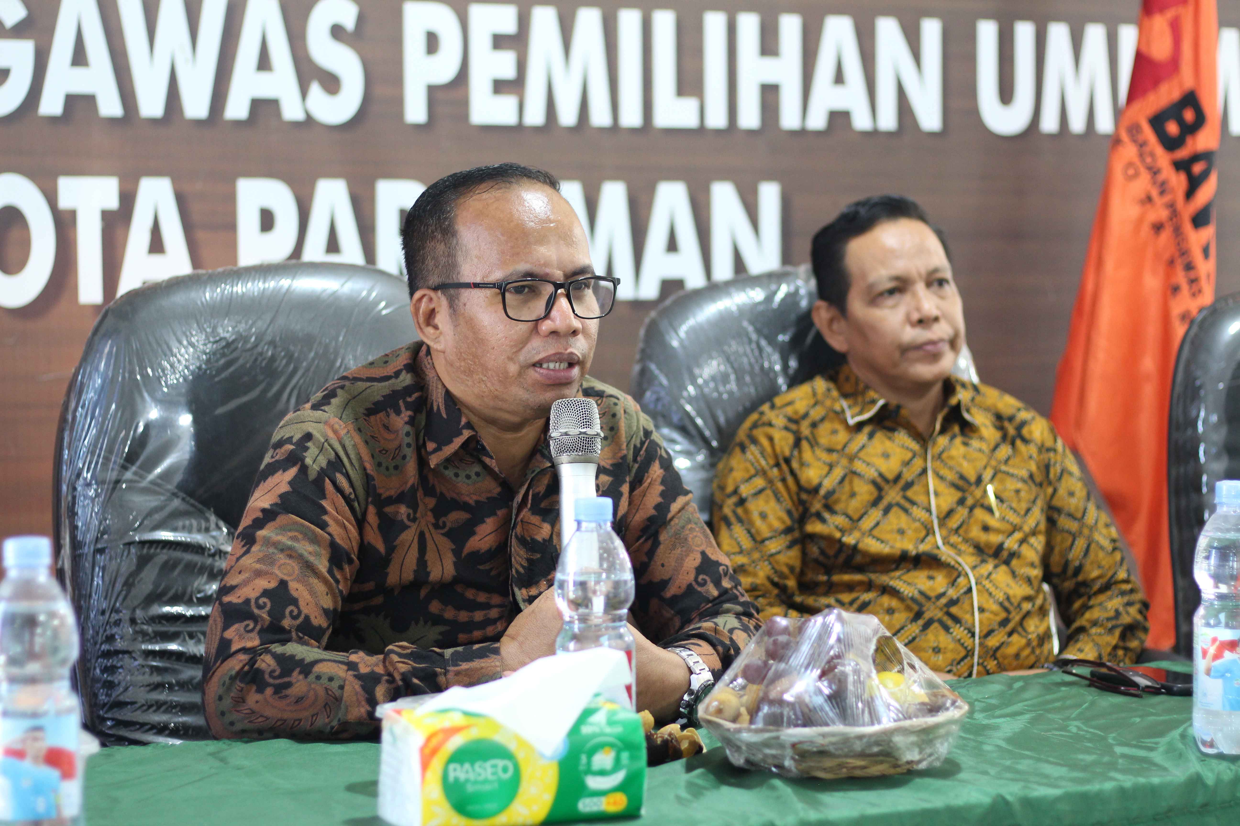 Sambutan dan arahan Vifner, Anggota Bawaslu Provinsi Sumatera Barat dalam kegiatan Rapat Proses Penegakkan Hukum di Bawaslu Pariaman, kamis, 04/12/25