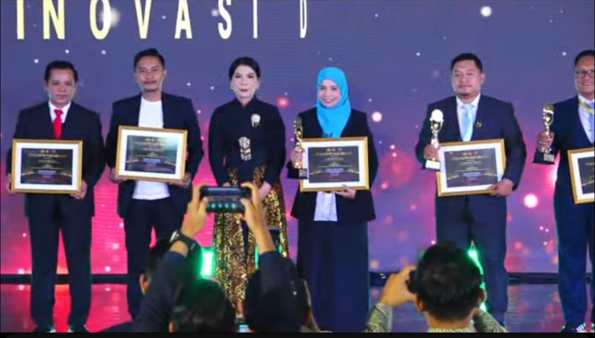 Anggota Bawaslu Kota Pariaman, Elmahmudi saat menerima penghargaan Gakkumdu Award tahun 2025, 11/12/25