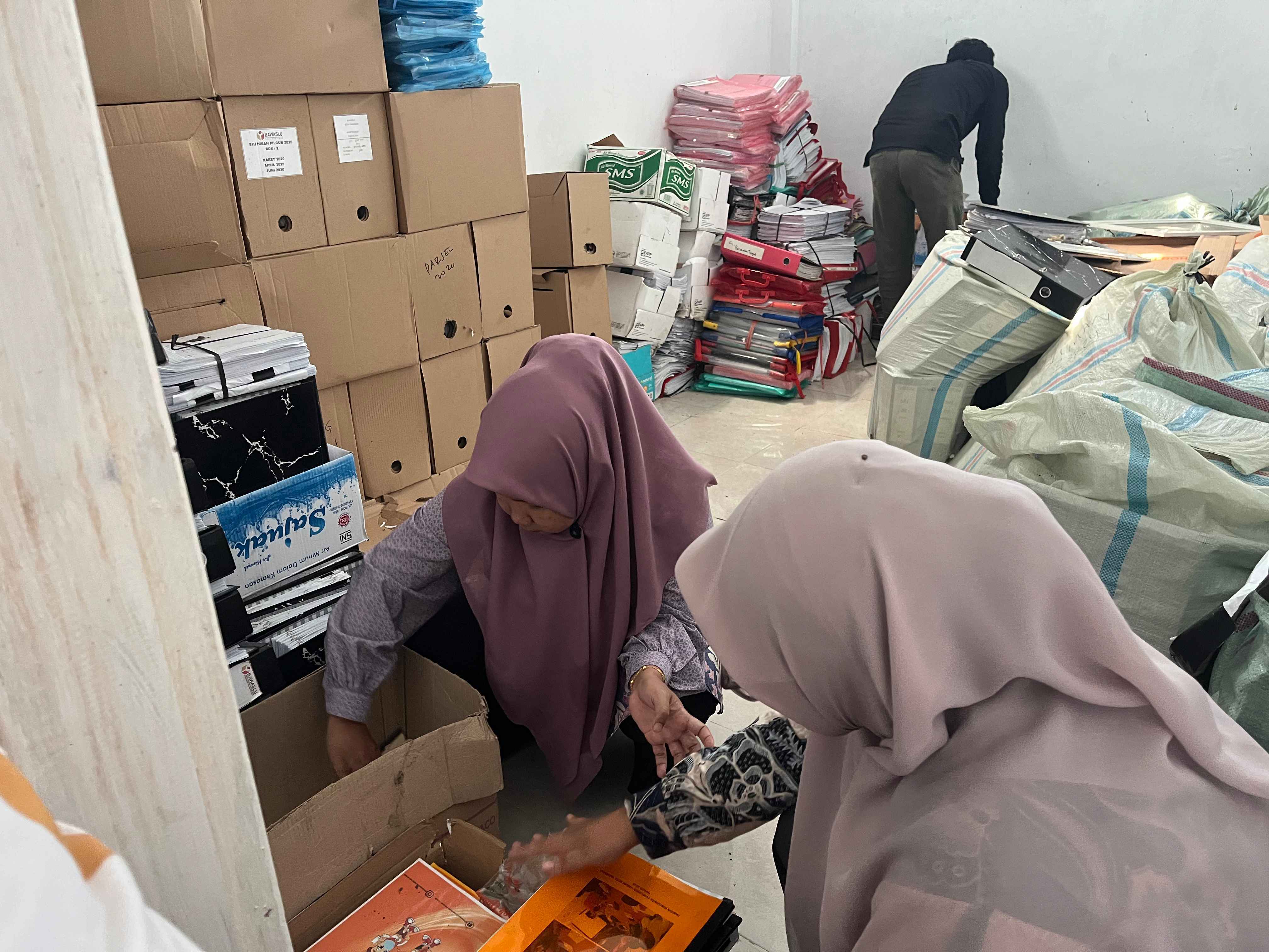 Pemilahan arsip oleh staf sekretariat Bawaslu Kota Pariaman, 09/01/26
