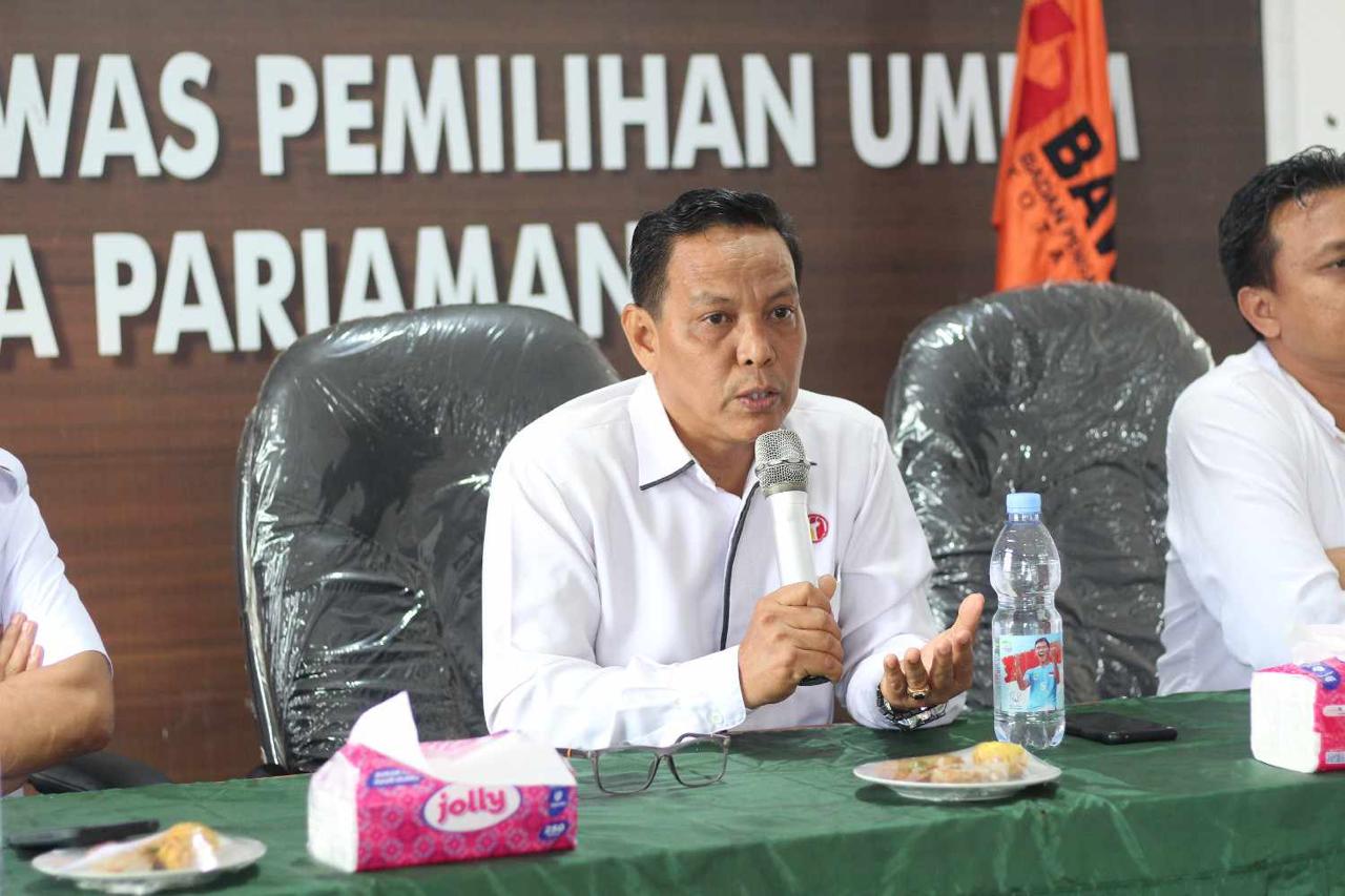 KetuaBawaslu Kota Pariaman, Riswan sedang memberikan arahan terkait evaluasi koordinasi persiapan konsolidasi demokrasi bersama SMA sederajat, 11/02/2026