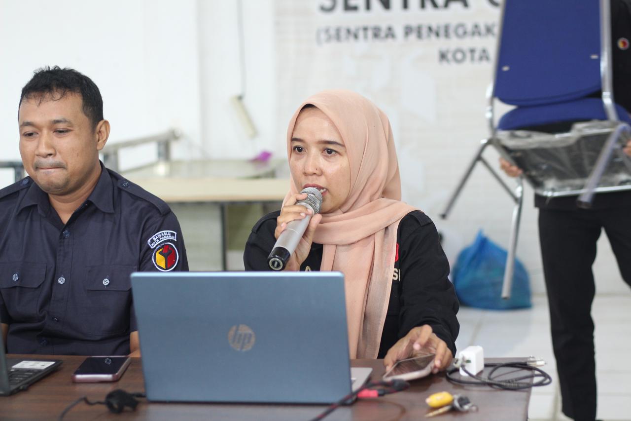 Pimpinan Bawaslu Kota Pariaman sedang mendengar pemaparan dari tim kehumasan dalam diskusi Selaras, 24/02/2026