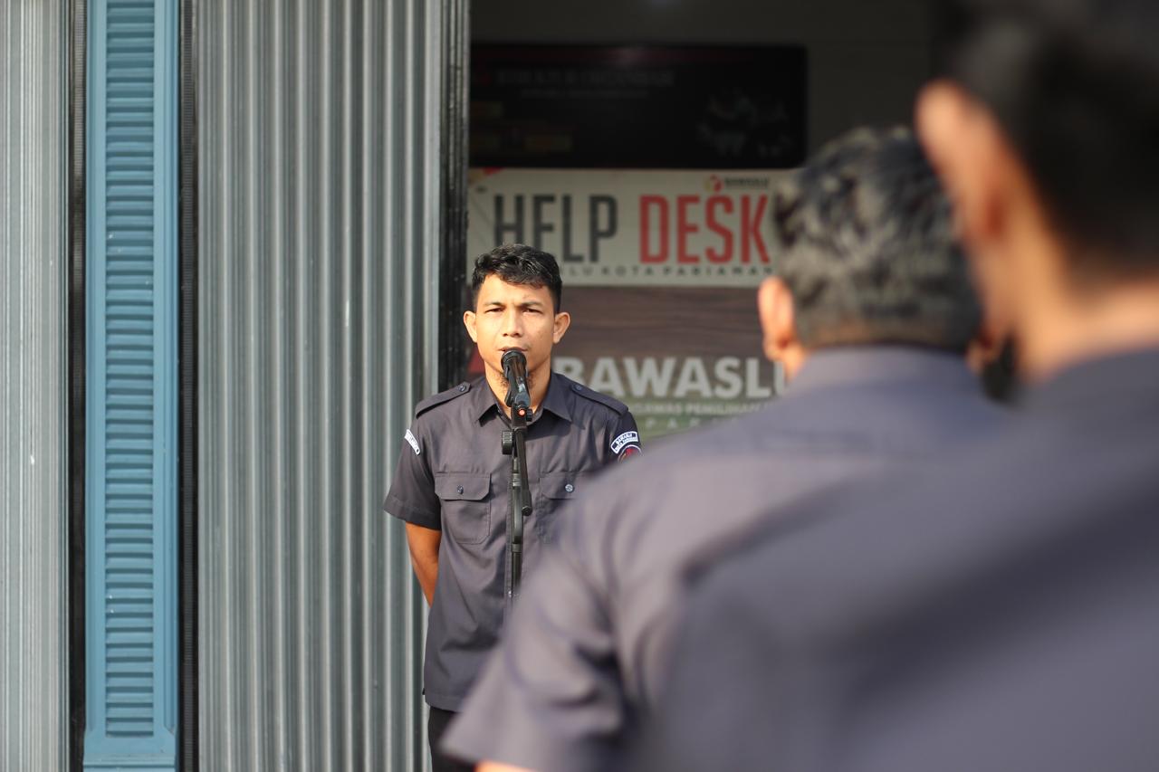 Rahman selaku pembina apel sedang memberikan amanat apel pagi, 05/01/2026