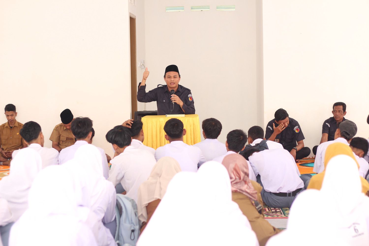 Ulil Amri, Kordiv HPPH Bawaslu Kota Pariaman saat melaksanakan Konsolidasi demokrasi bersama pihak SMA N 5 Pariaman, 02/03/2026