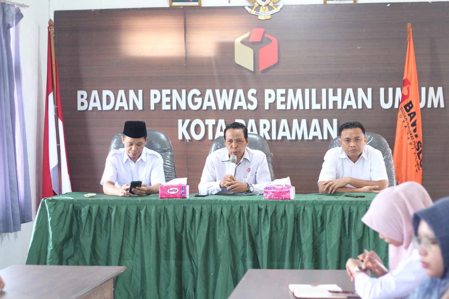 rapat internal Bawaslu Kota Pariaman terkait evaluasi kegiatan bersama seluruh jajaran sekretariat dan staf, Rabu, 11/03/2026