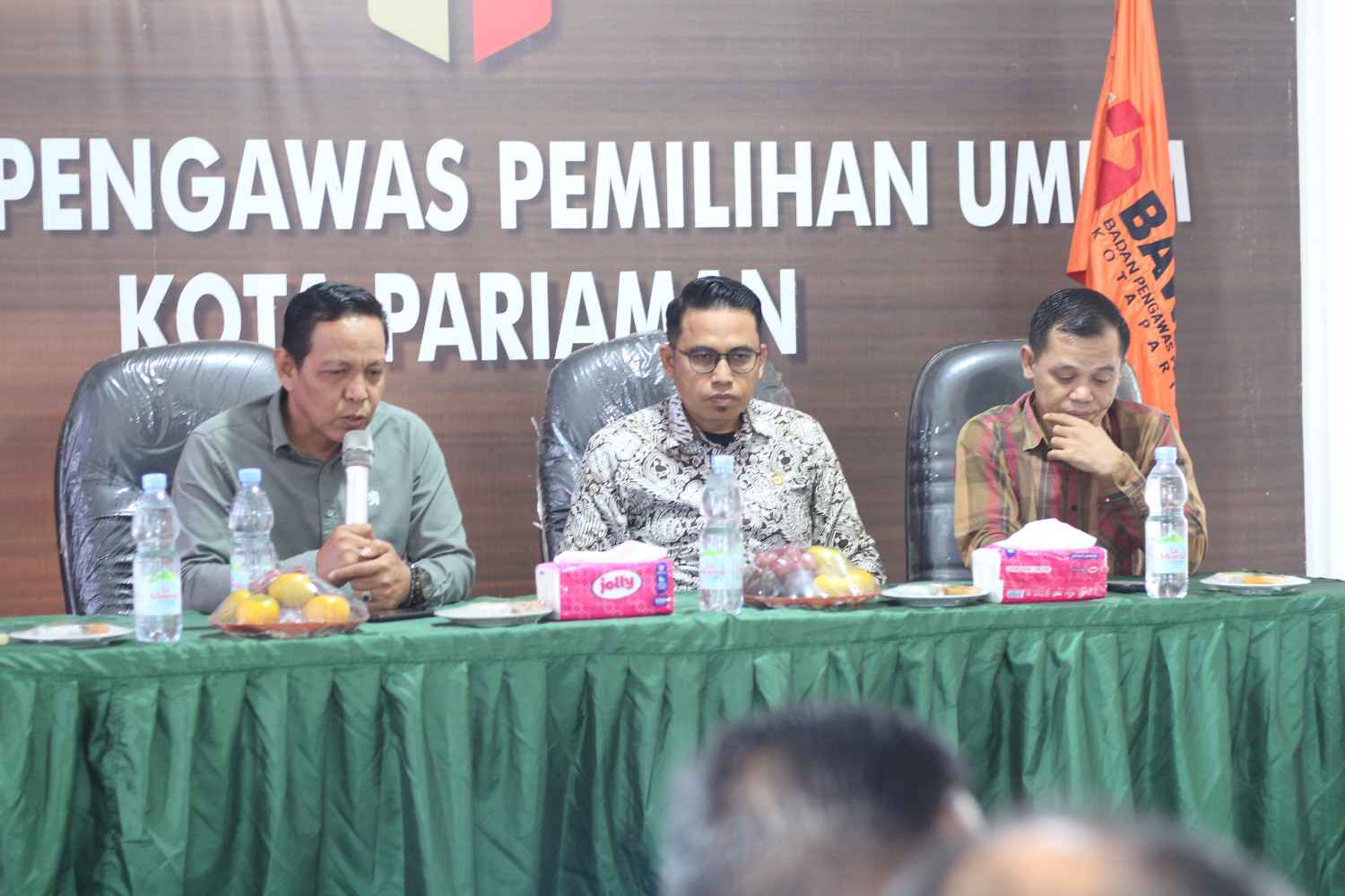 Sambutan Ketua Bawaslu Kota Pariaman, Riswan, dalam kegiatan DIskusi Selaras, selasa 21/04/2026