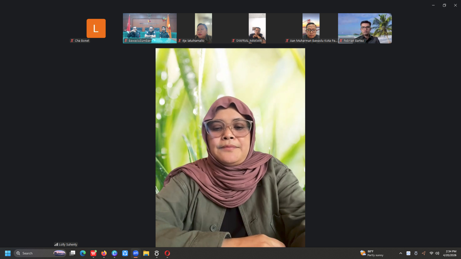 Lolly Suhenty Anggota Bawaslu RI memberikan sambutan dalam kegiatan Diskusi SEPAKAT via zoom meeting, senin, 20/04/2026