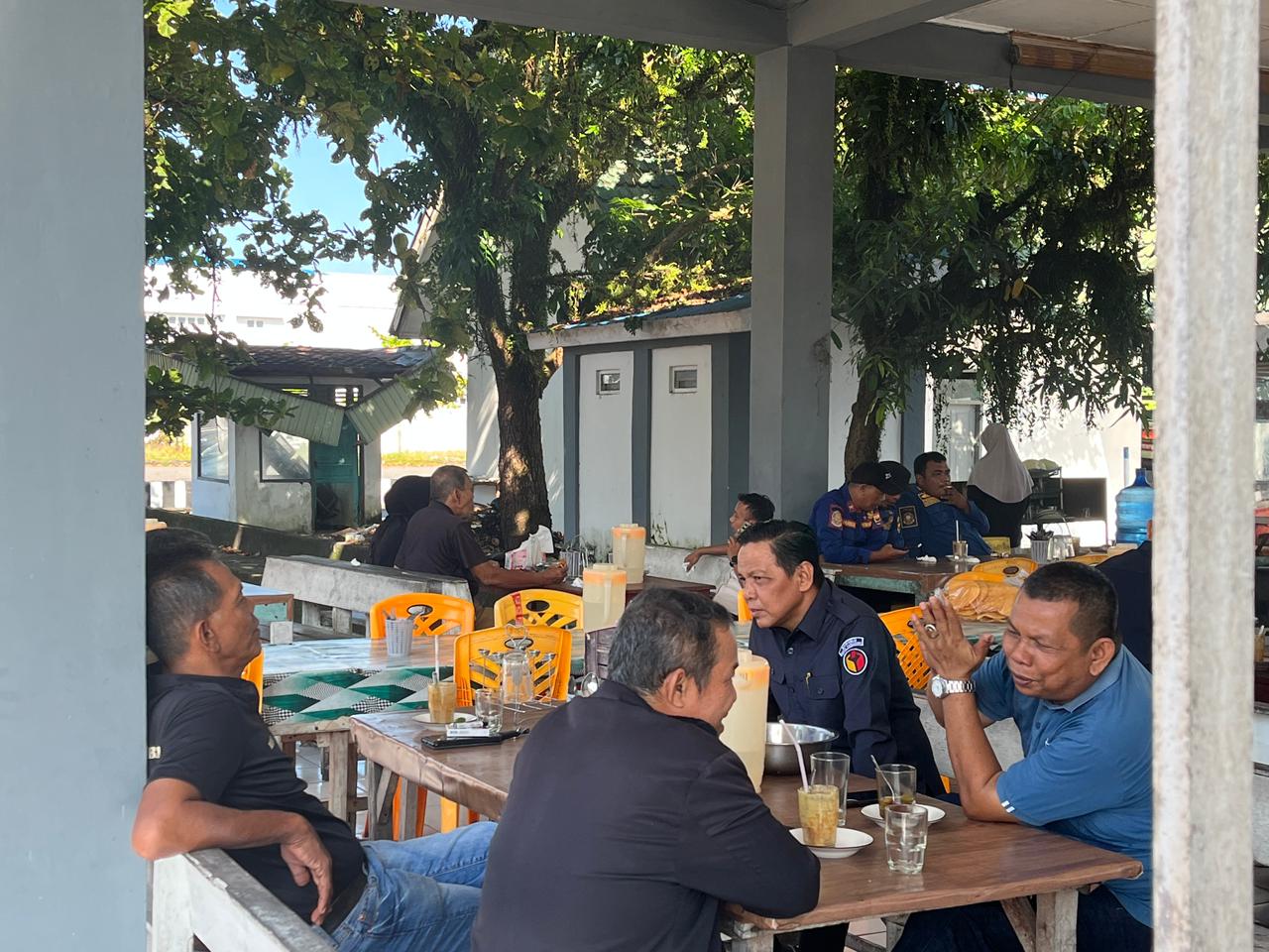Diskusi santai Ketua Bawaslu Kota pariaman, Riswan bersama warga setempat, senin 20/04/2026